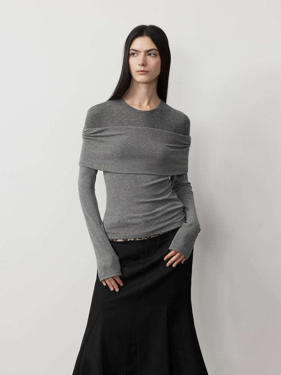 Maglia versatile in maglia monospalla con finte cuciture in lana