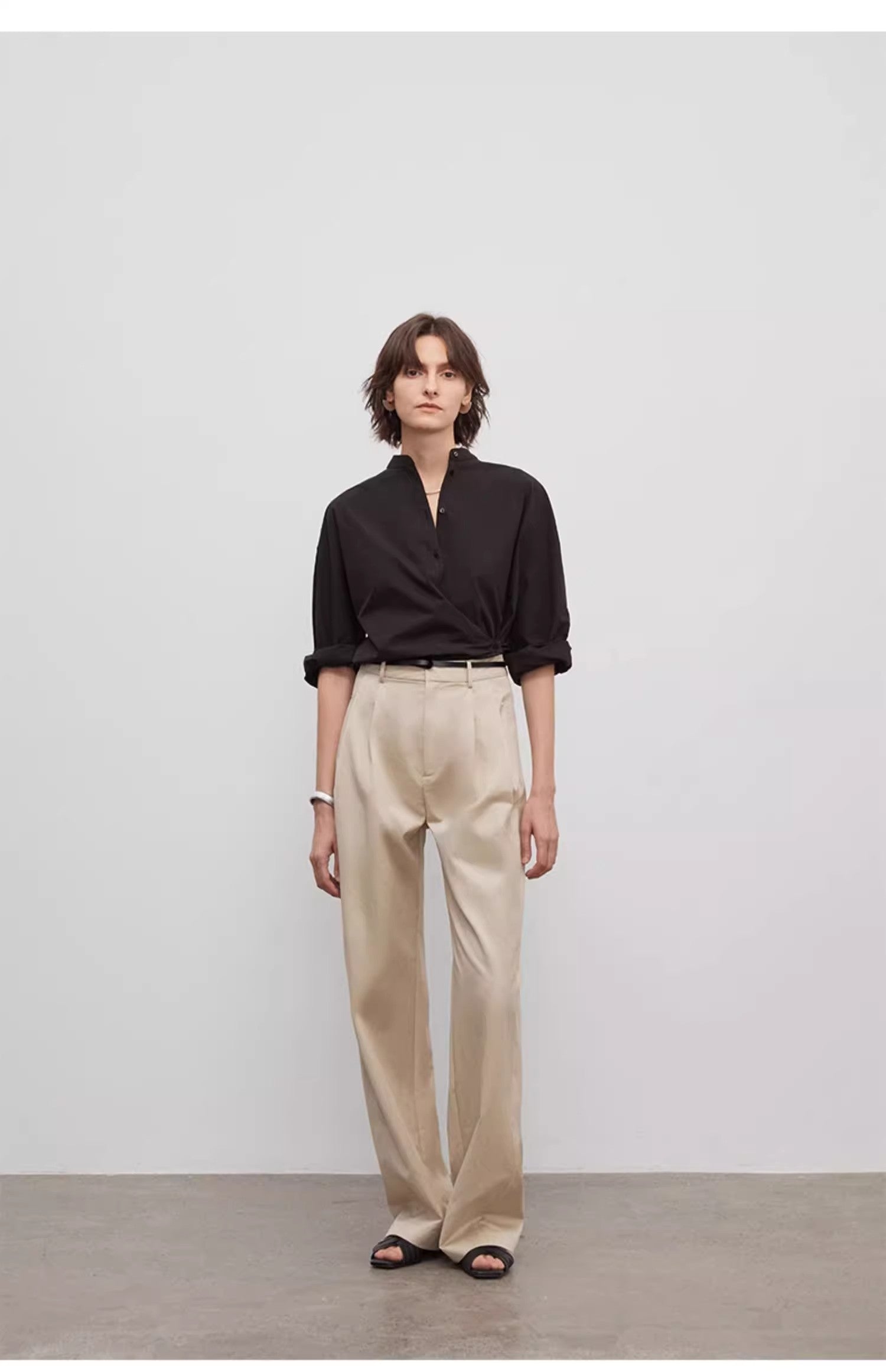 Pantaloni larghi con doppia piega e gamba dritta