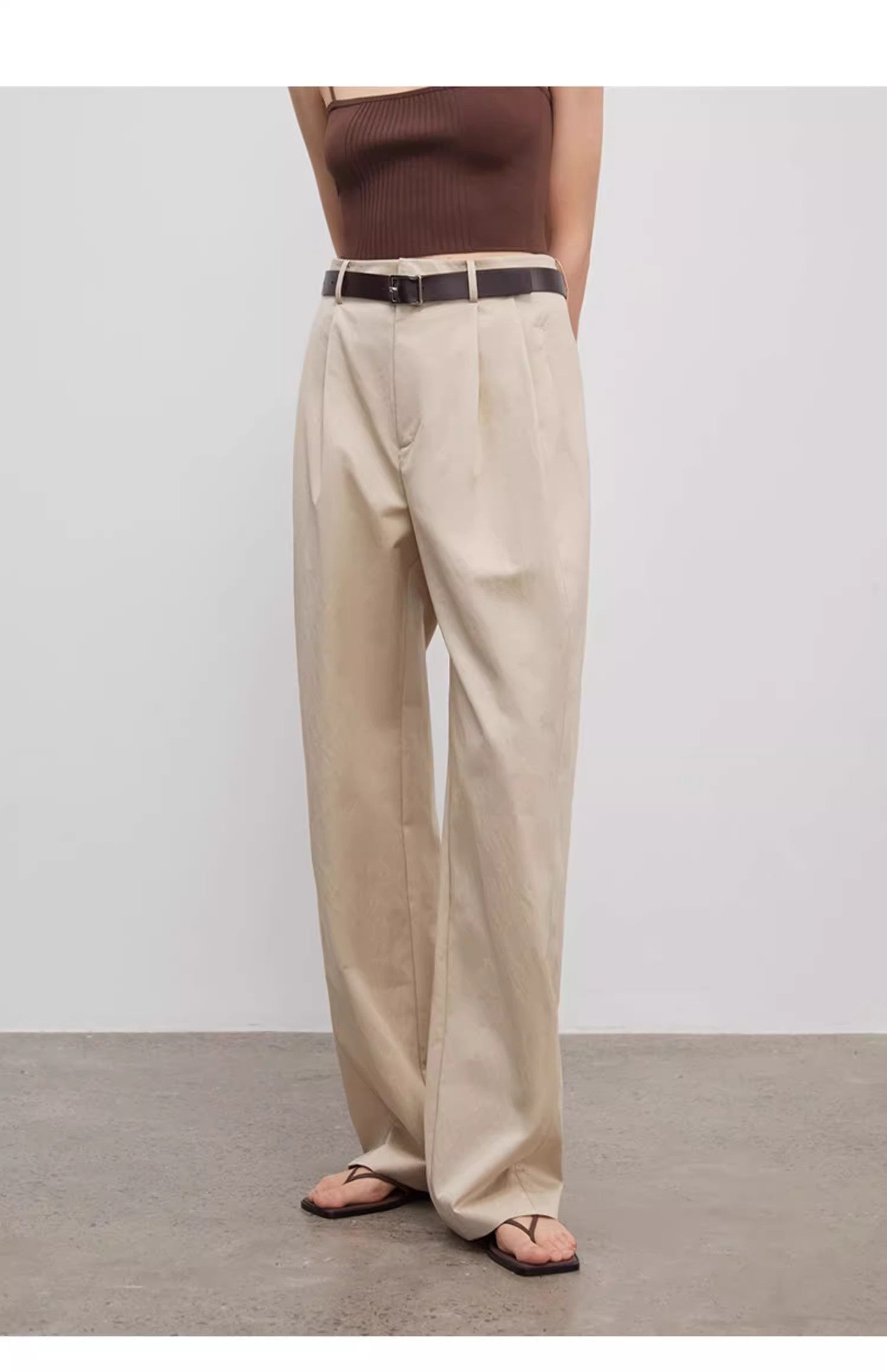 Pantaloni larghi con doppia piega e gamba dritta