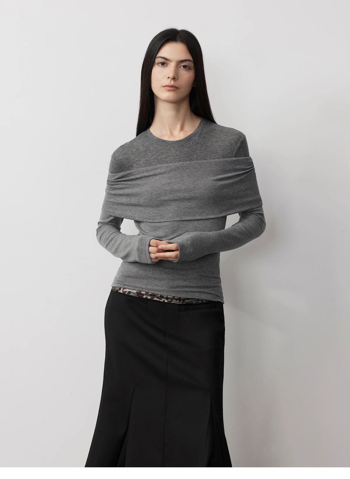 Maglia versatile in maglia monospalla con finte cuciture in lana