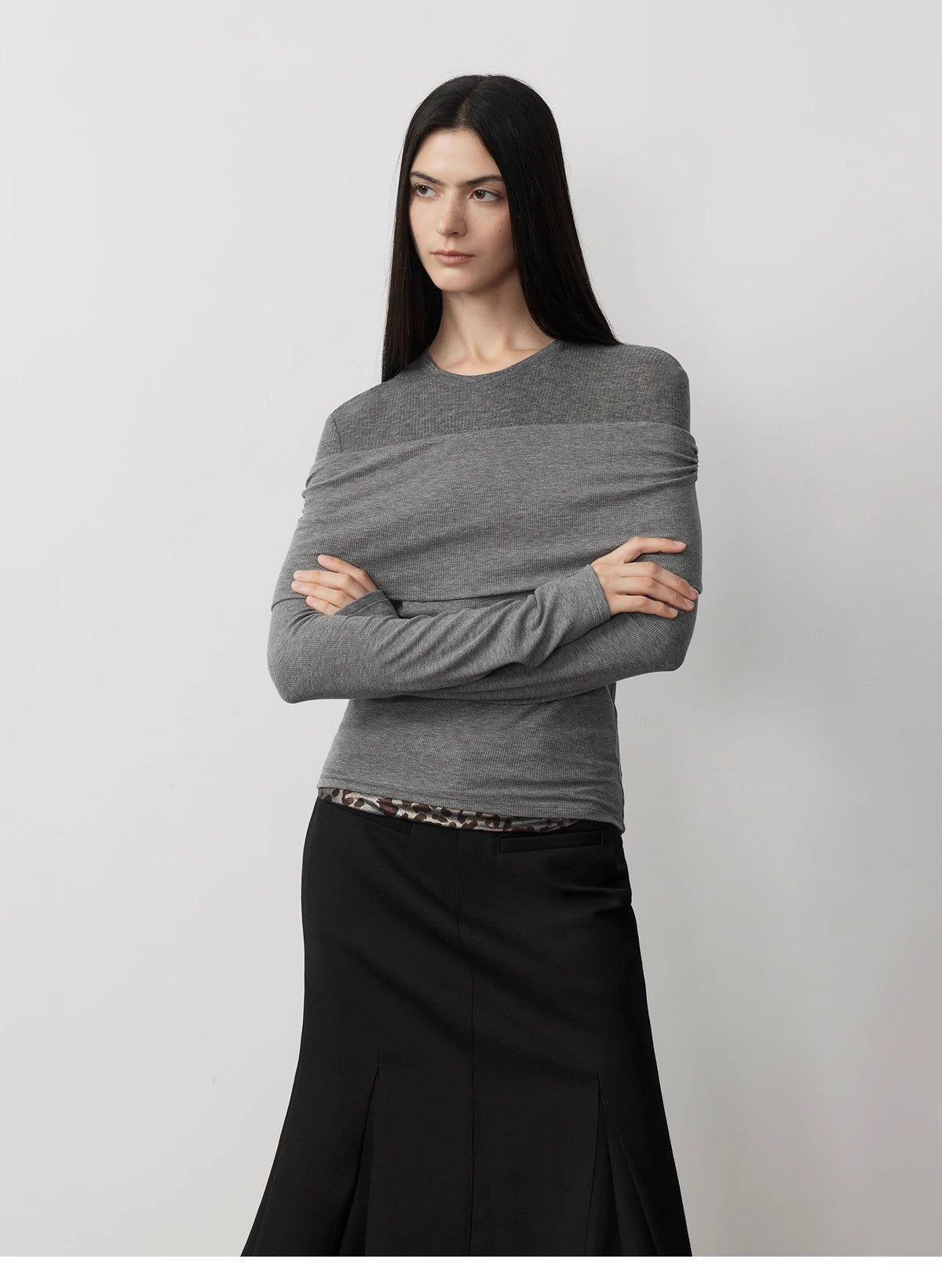 Maglia versatile in maglia monospalla con finte cuciture in lana
