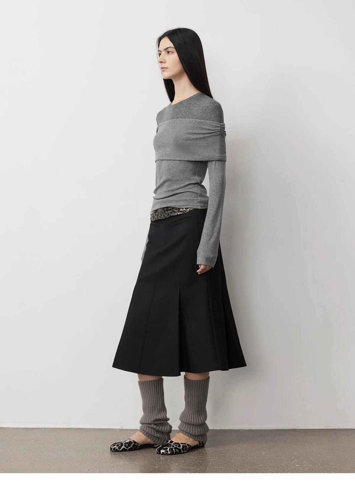 Maglia versatile in maglia monospalla con finte cuciture in lana