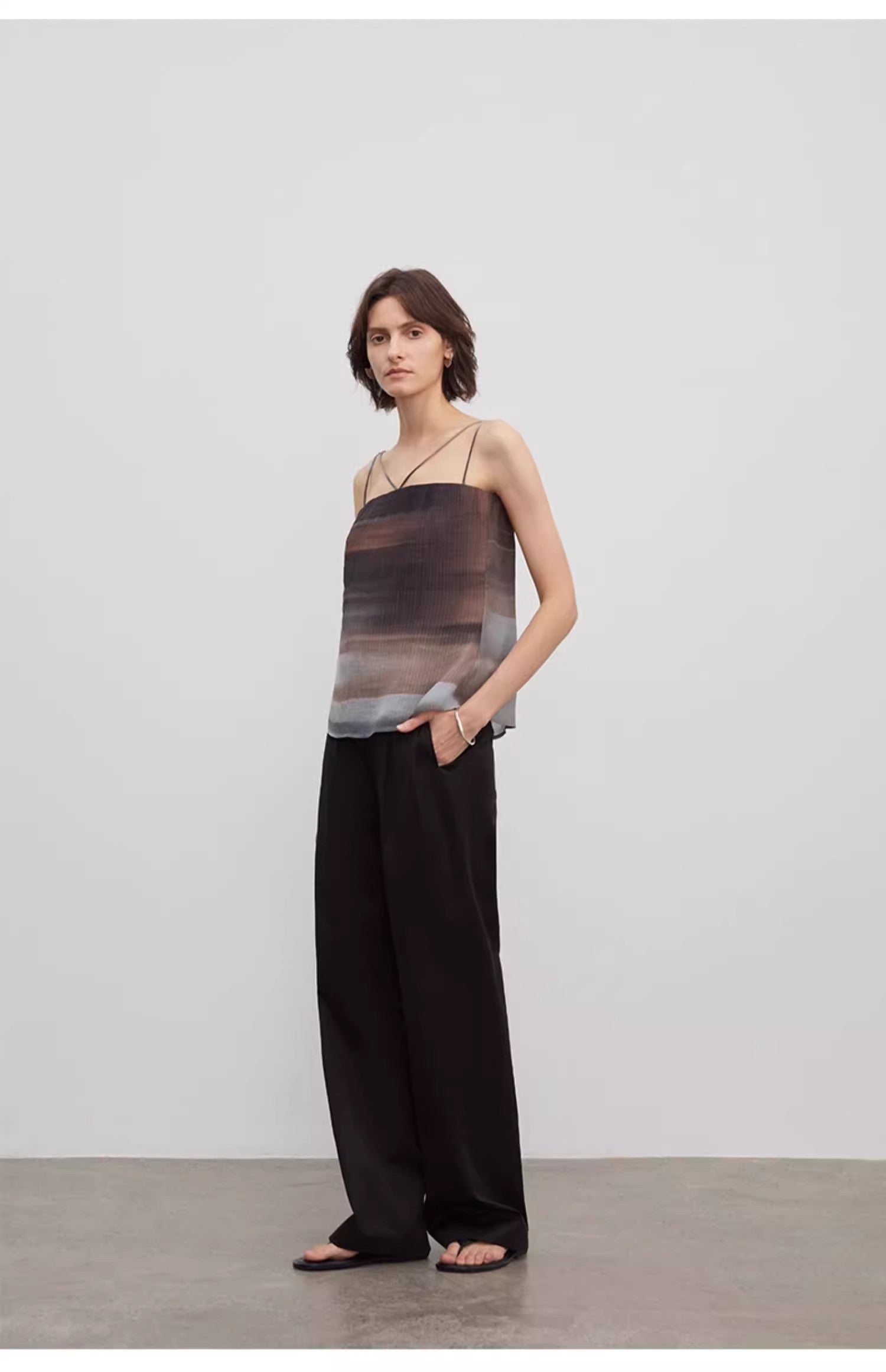 Pantaloni larghi con doppia piega e gamba dritta