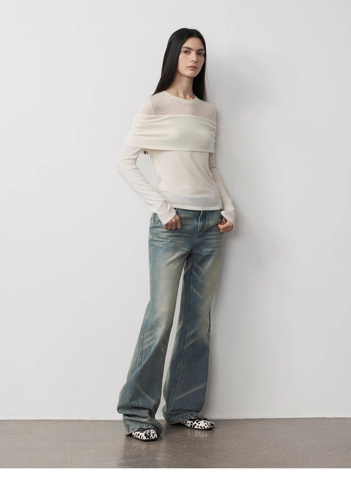 Maglia versatile in maglia monospalla con finte cuciture in lana
