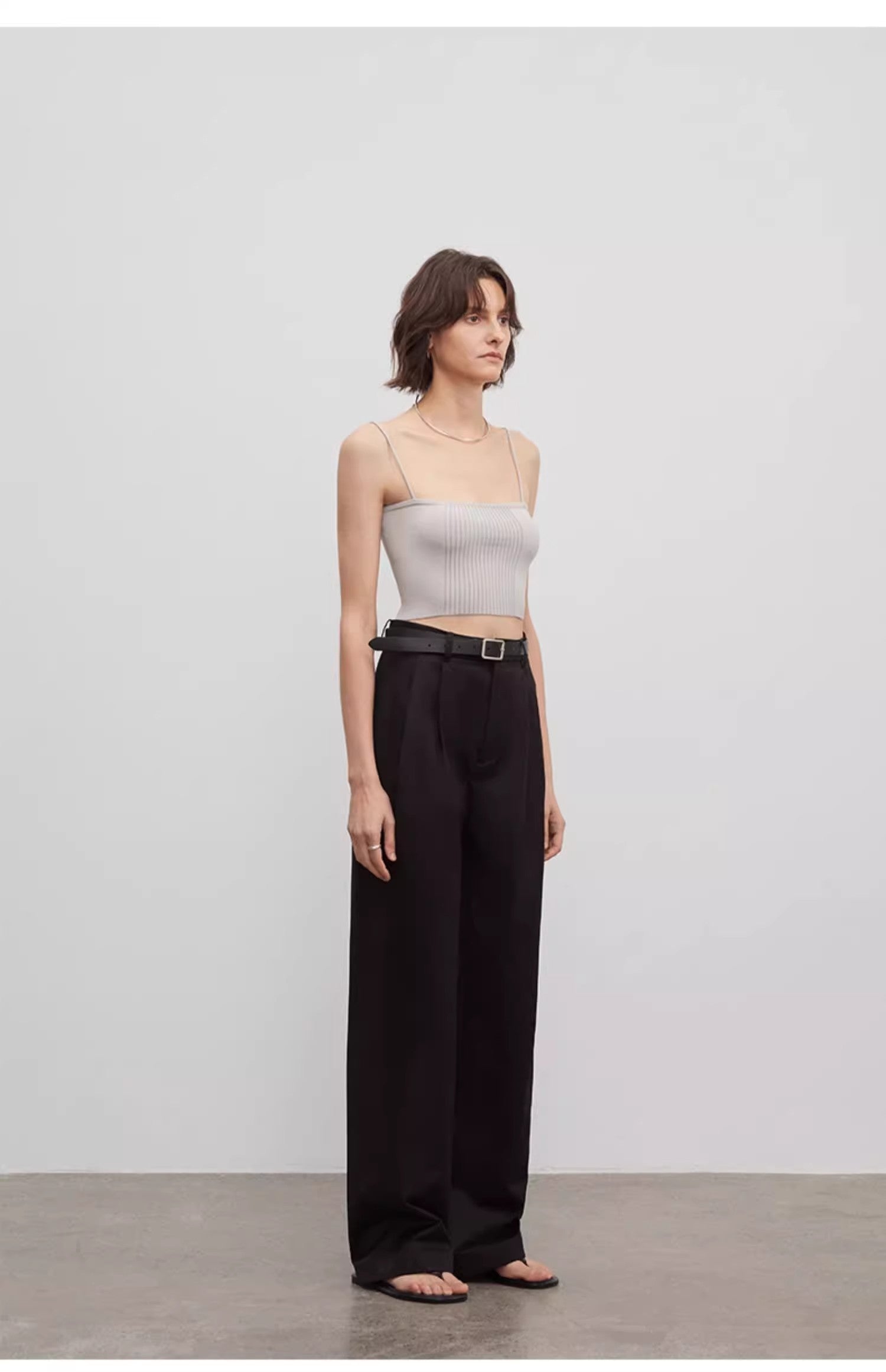 Pantaloni larghi con doppia piega e gamba dritta