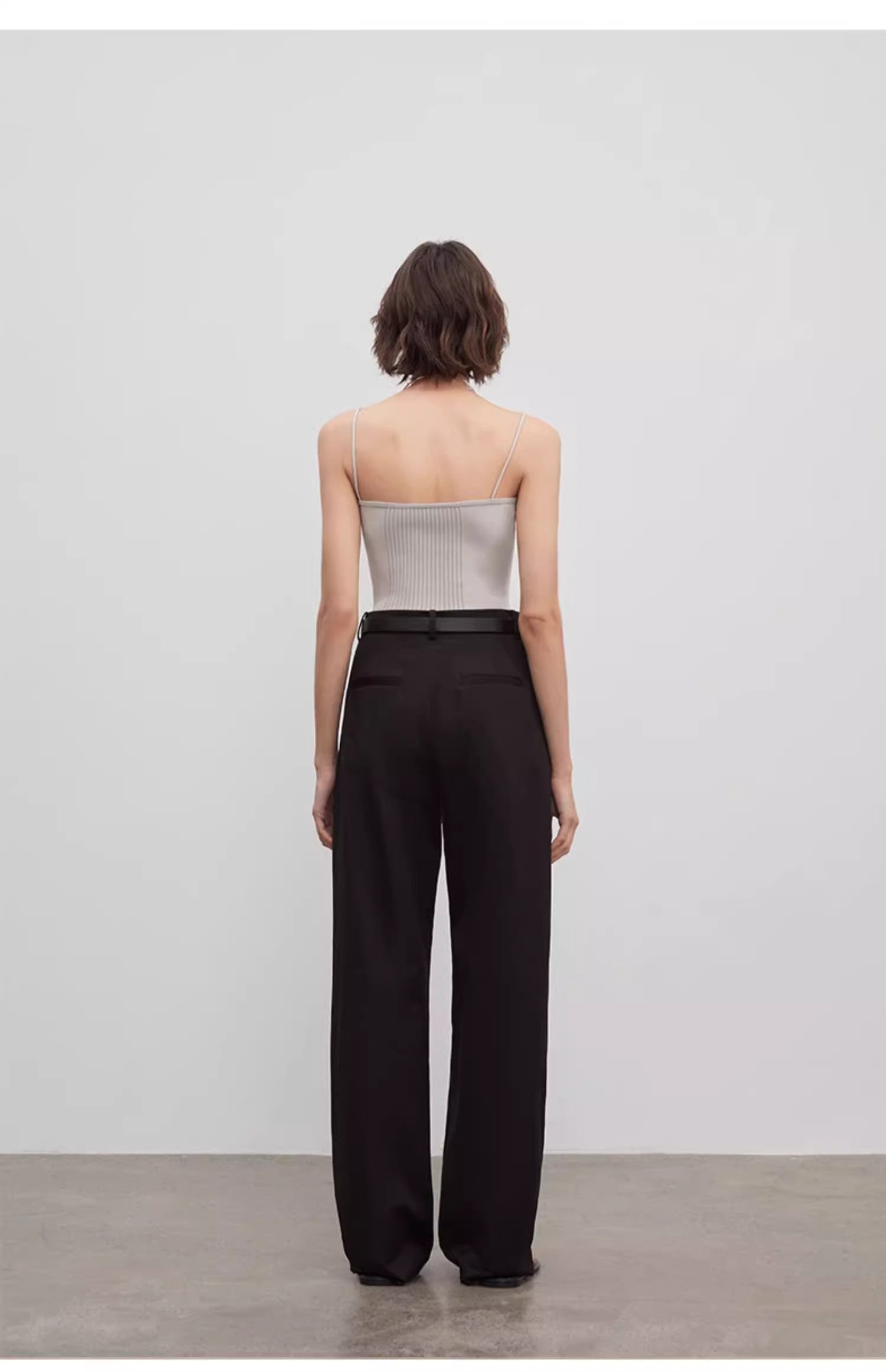 Pantaloni larghi con doppia piega e gamba dritta