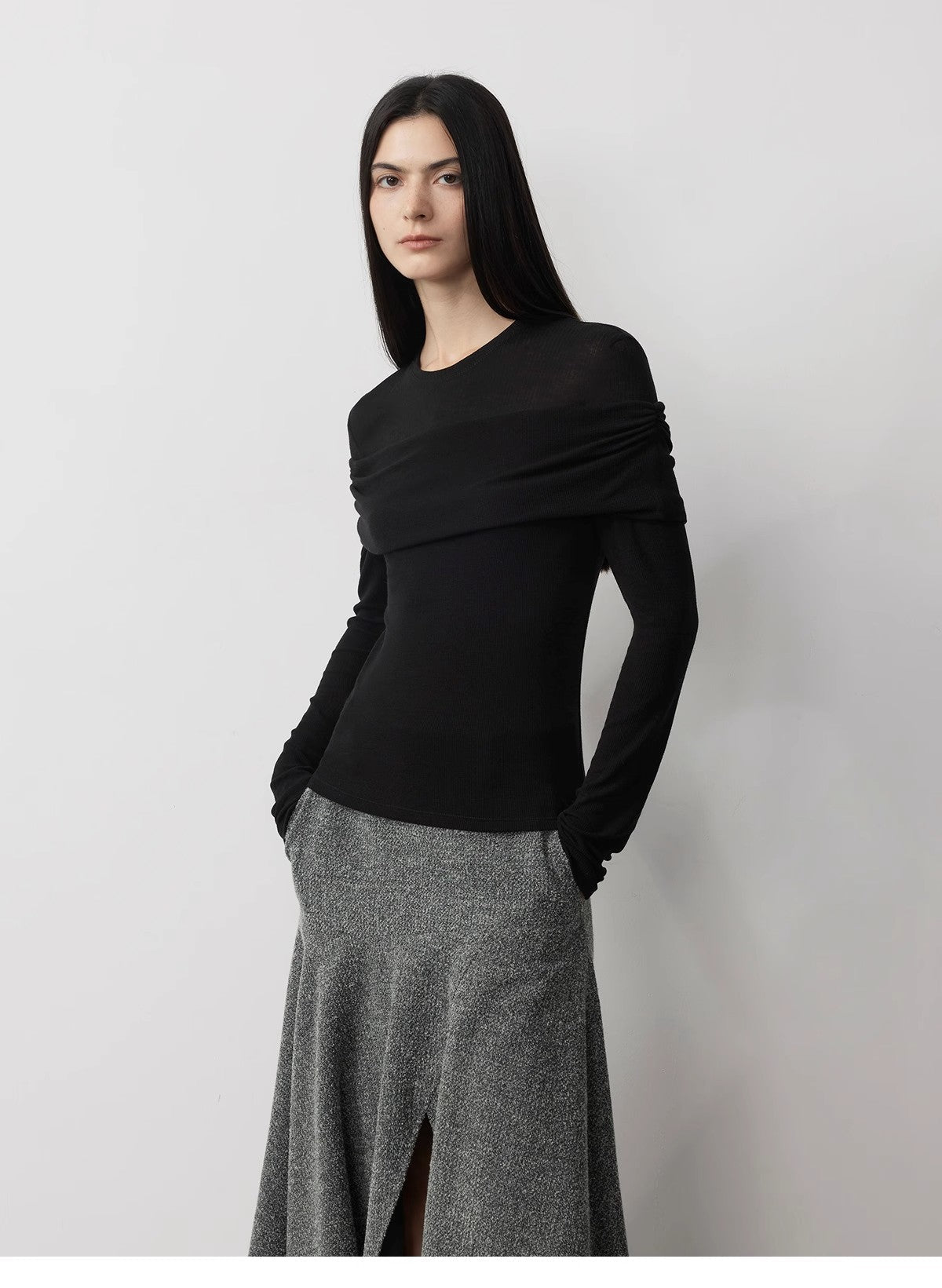 Maglia versatile in maglia monospalla con finte cuciture in lana