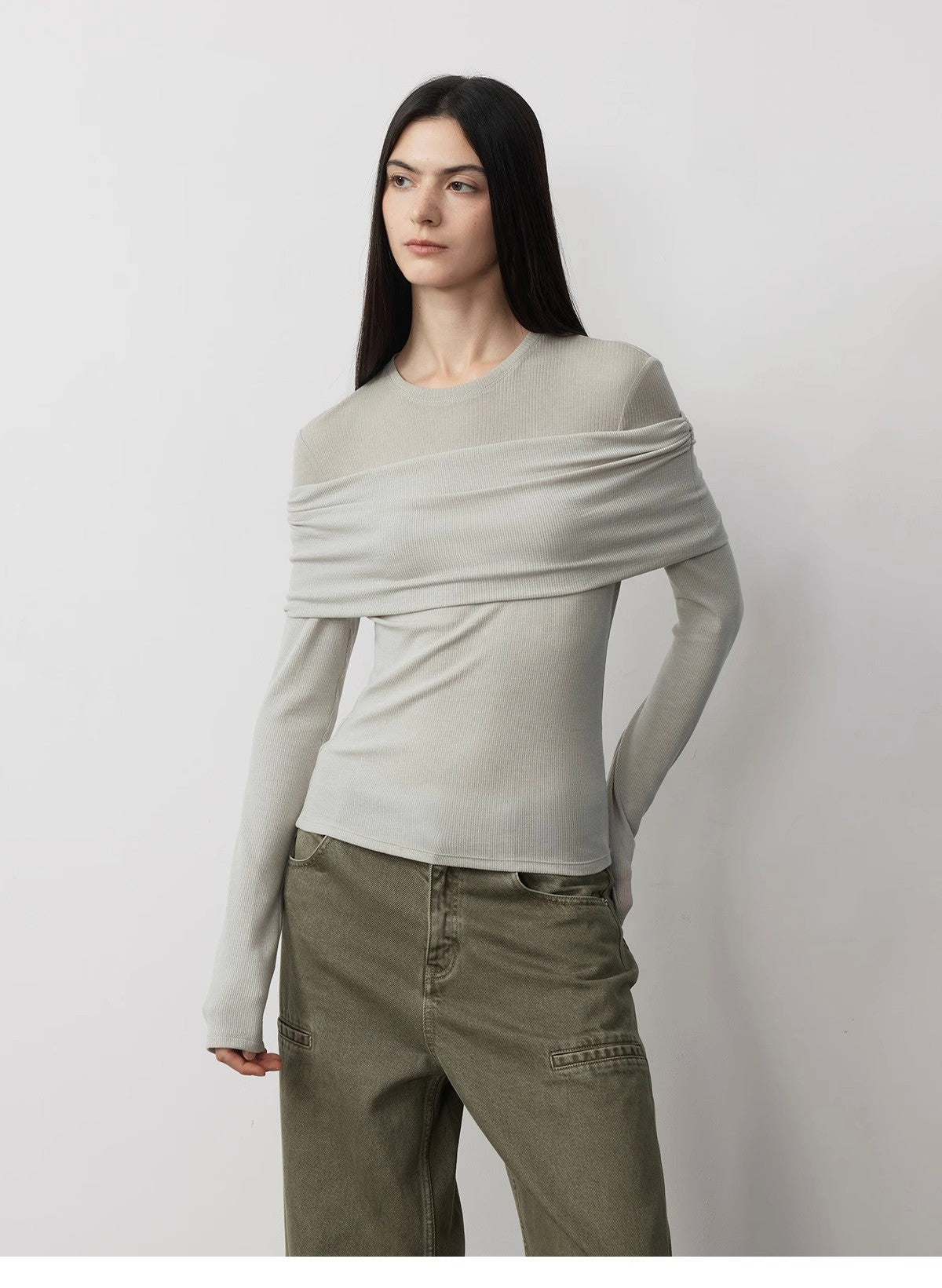 Maglia versatile in maglia monospalla con finte cuciture in lana