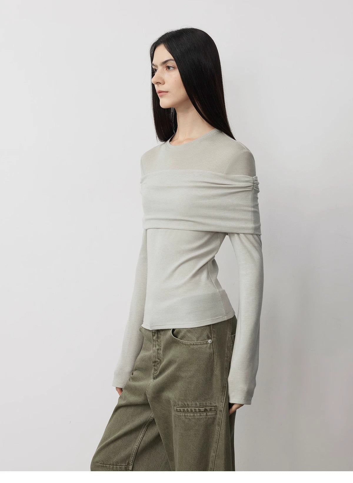 Maglia versatile in maglia monospalla con finte cuciture in lana