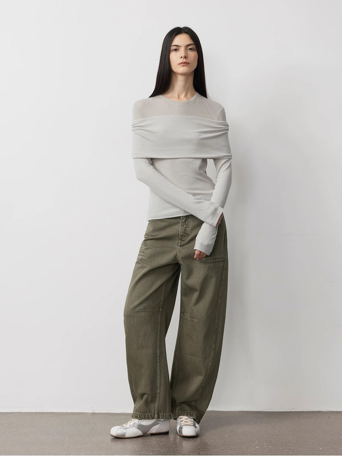 Maglia versatile in maglia monospalla con finte cuciture in lana