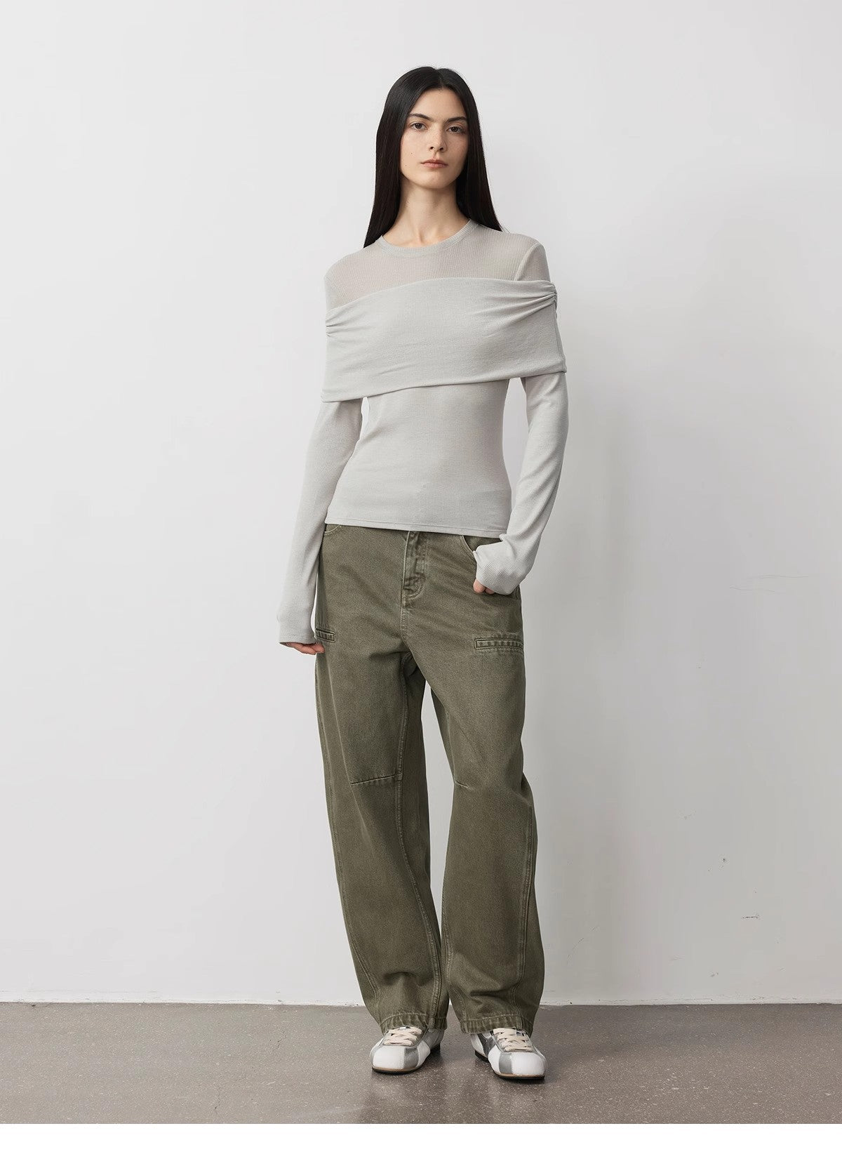 Maglia versatile in maglia monospalla con finte cuciture in lana