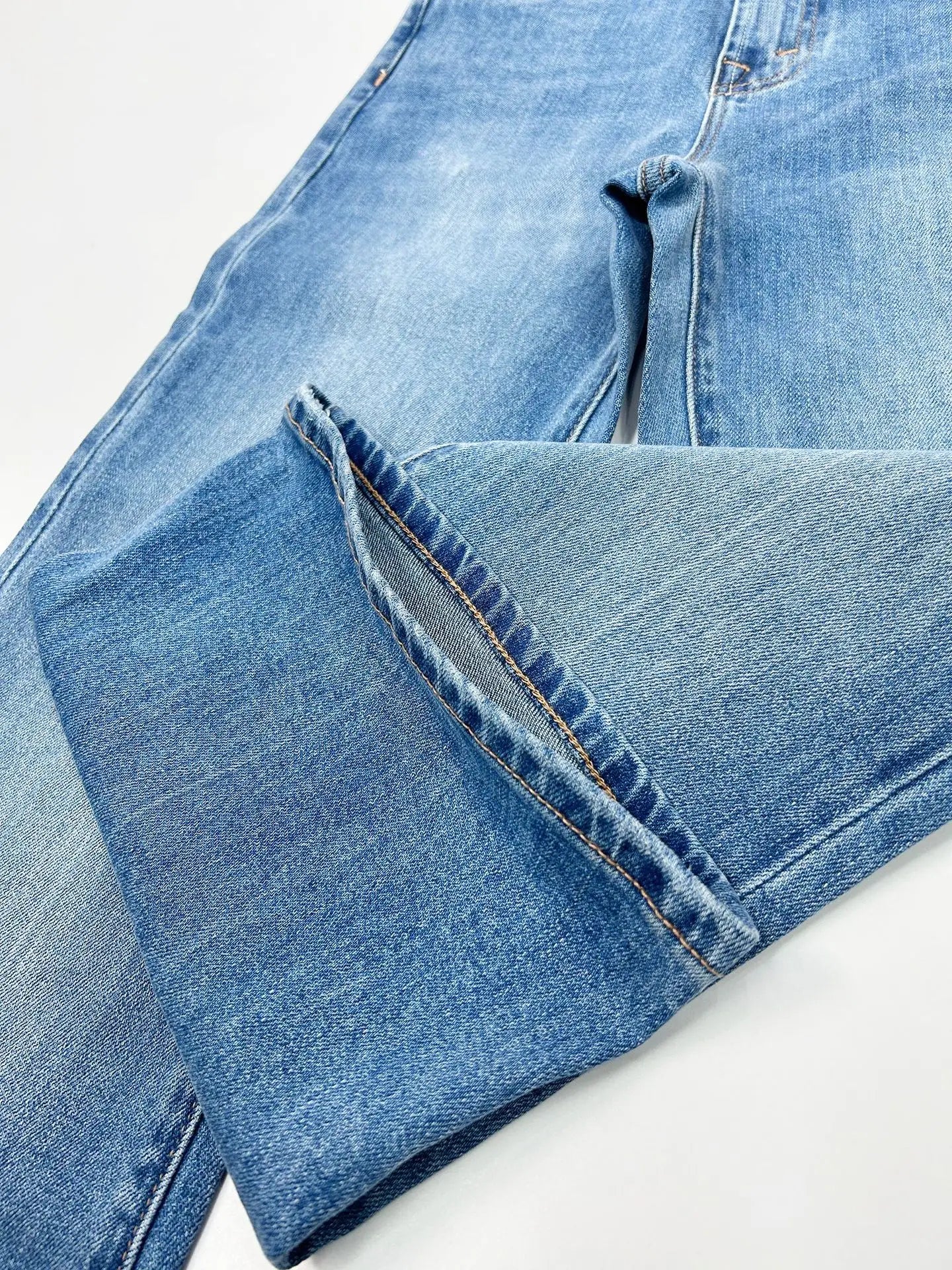 Jeans in denim elasticizzati a vita alta