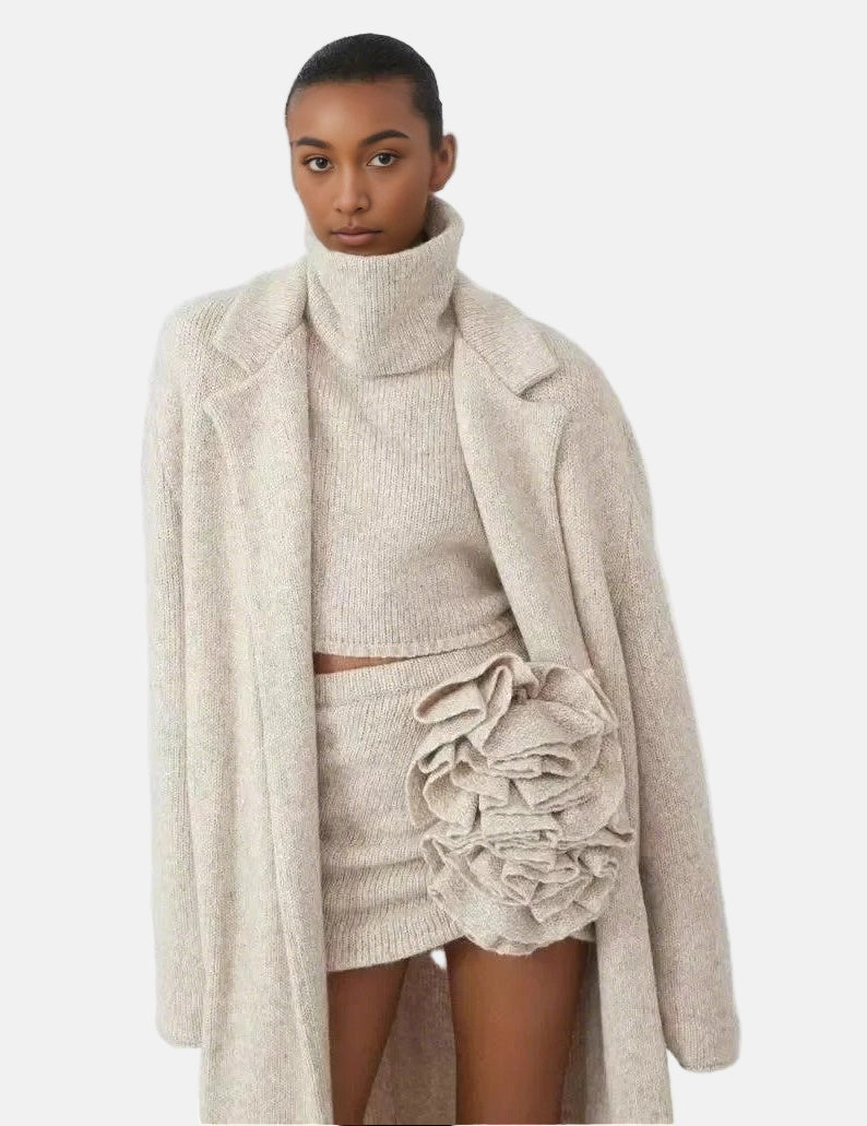 Ser da donna con gonna, maglione lungo e dolcevita