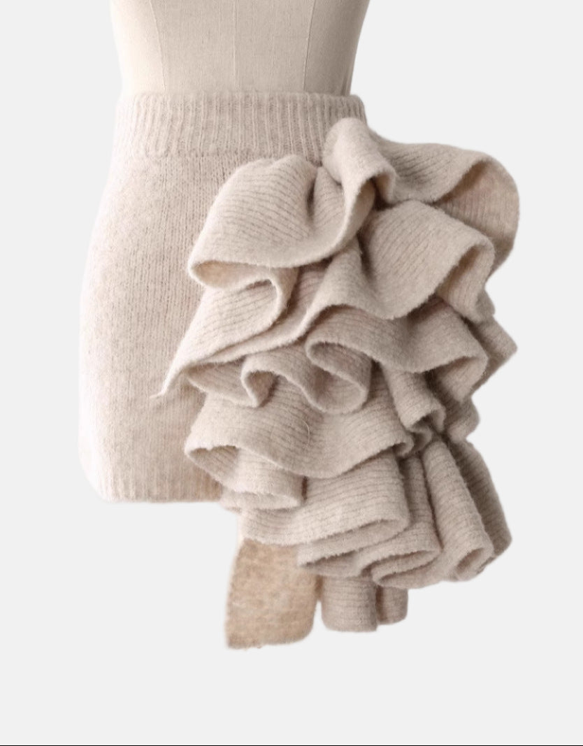 Ser da donna con gonna, maglione lungo e dolcevita