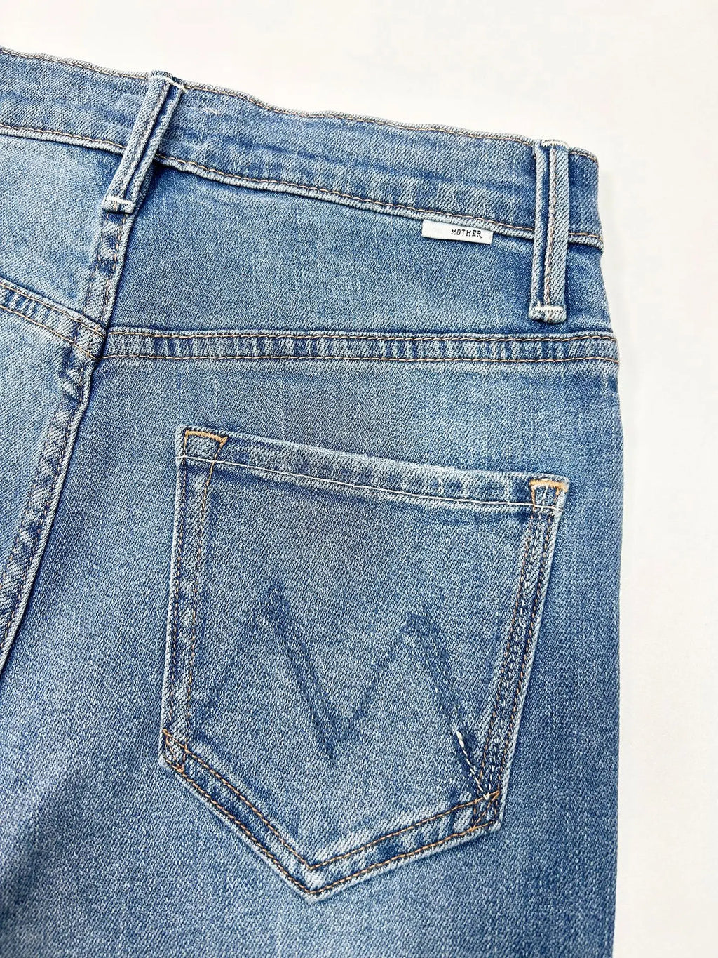 Jeans in denim elasticizzati a vita alta