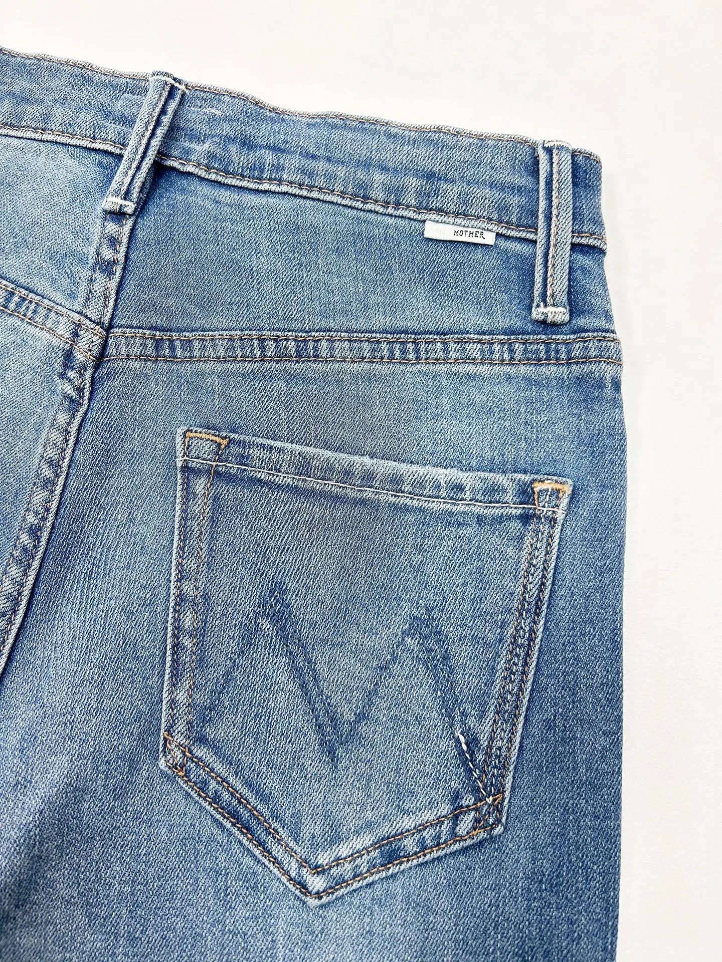 Jeans in denim elasticizzati a vita alta
