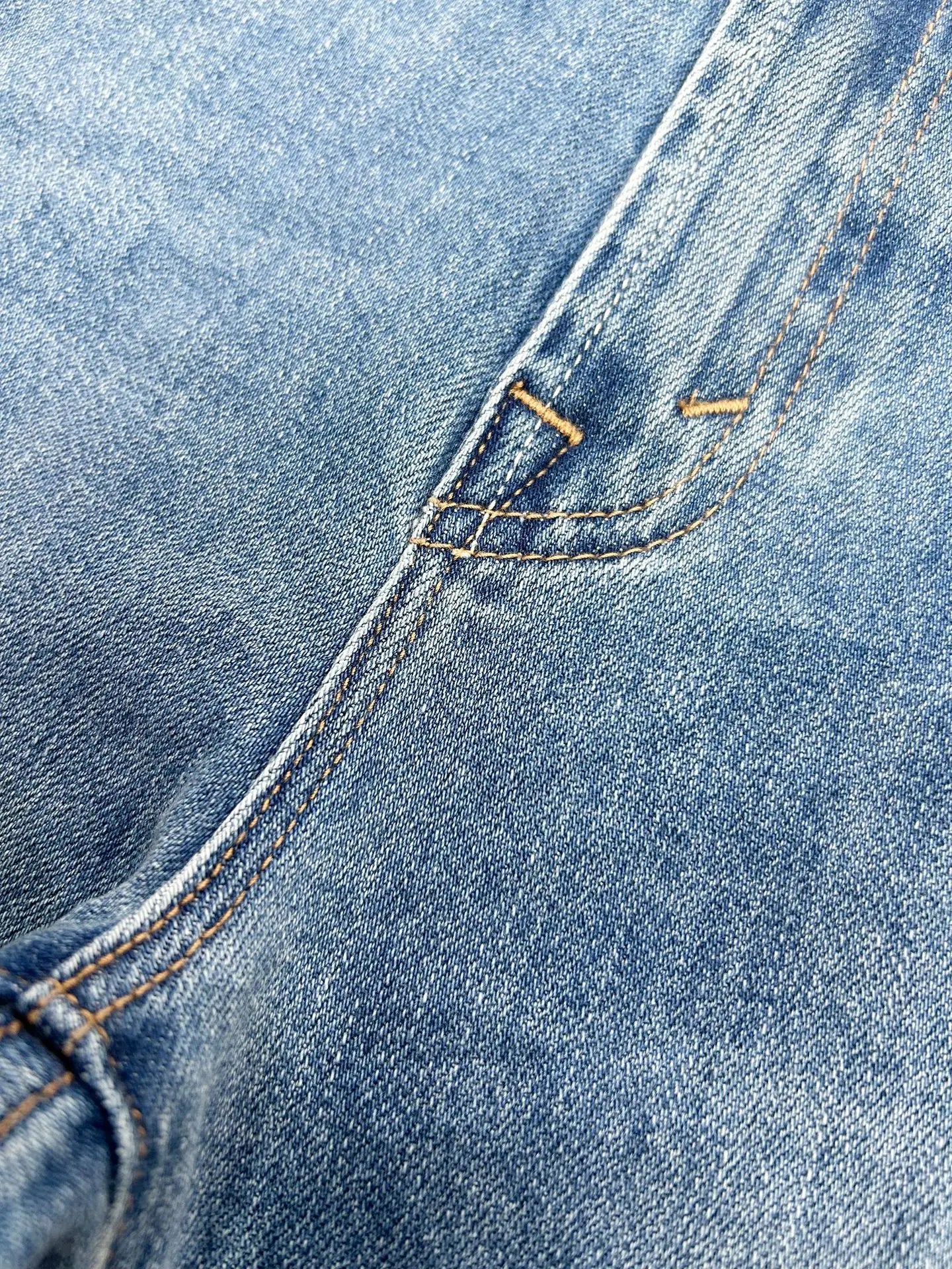 Jeans in denim elasticizzati a vita alta