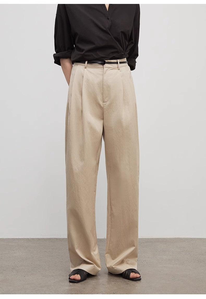 Pantaloni larghi con doppia piega e gamba dritta