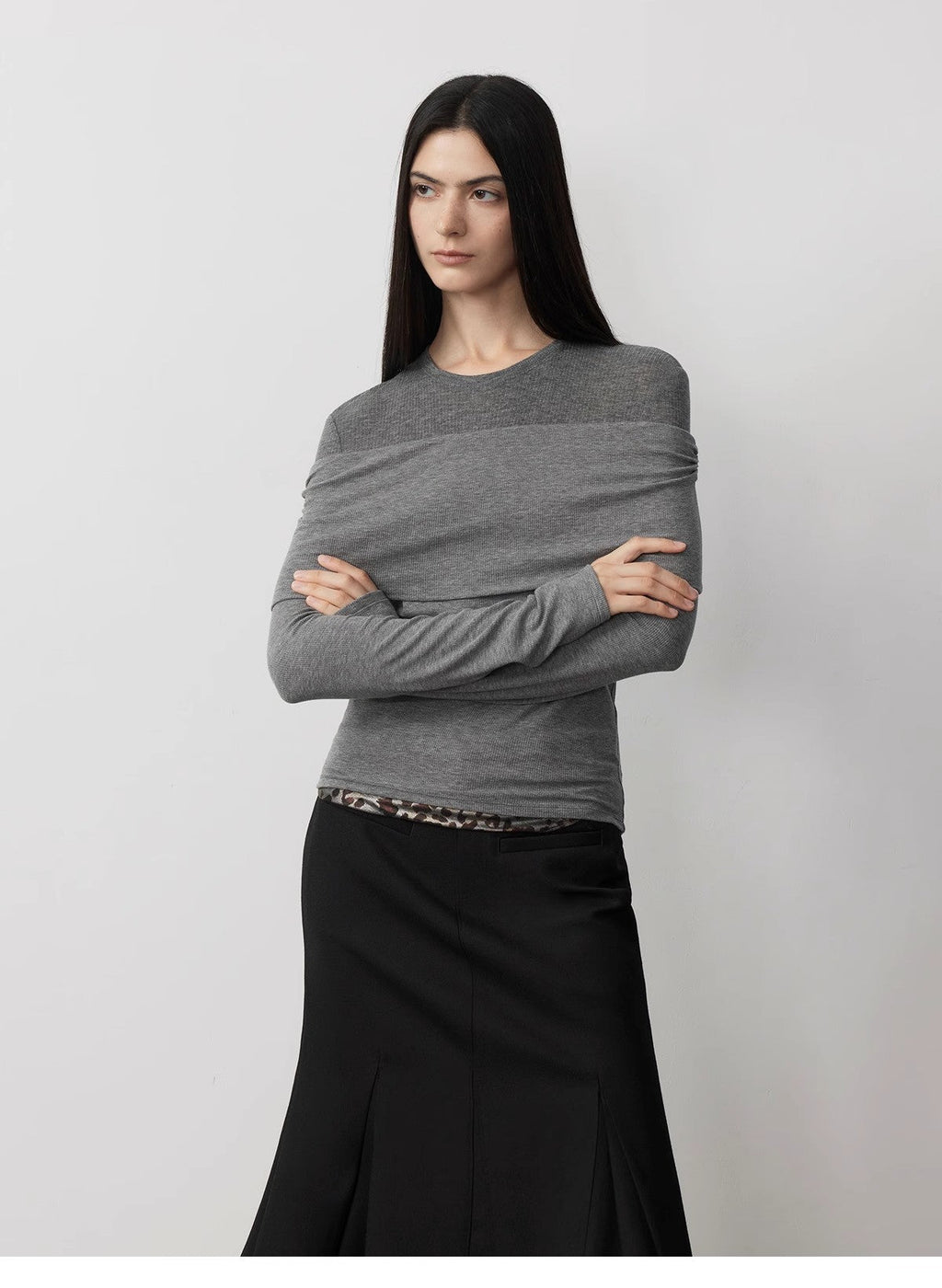 Maglia versatile in maglia monospalla con finte cuciture in lana