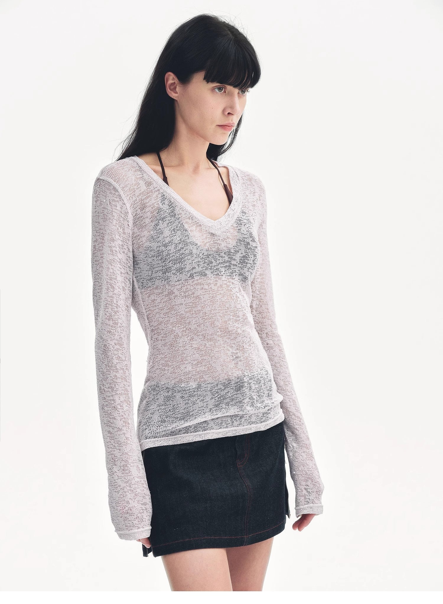 Top ampio e versatile con scollo a V e spalle dritte, leggermente scavato