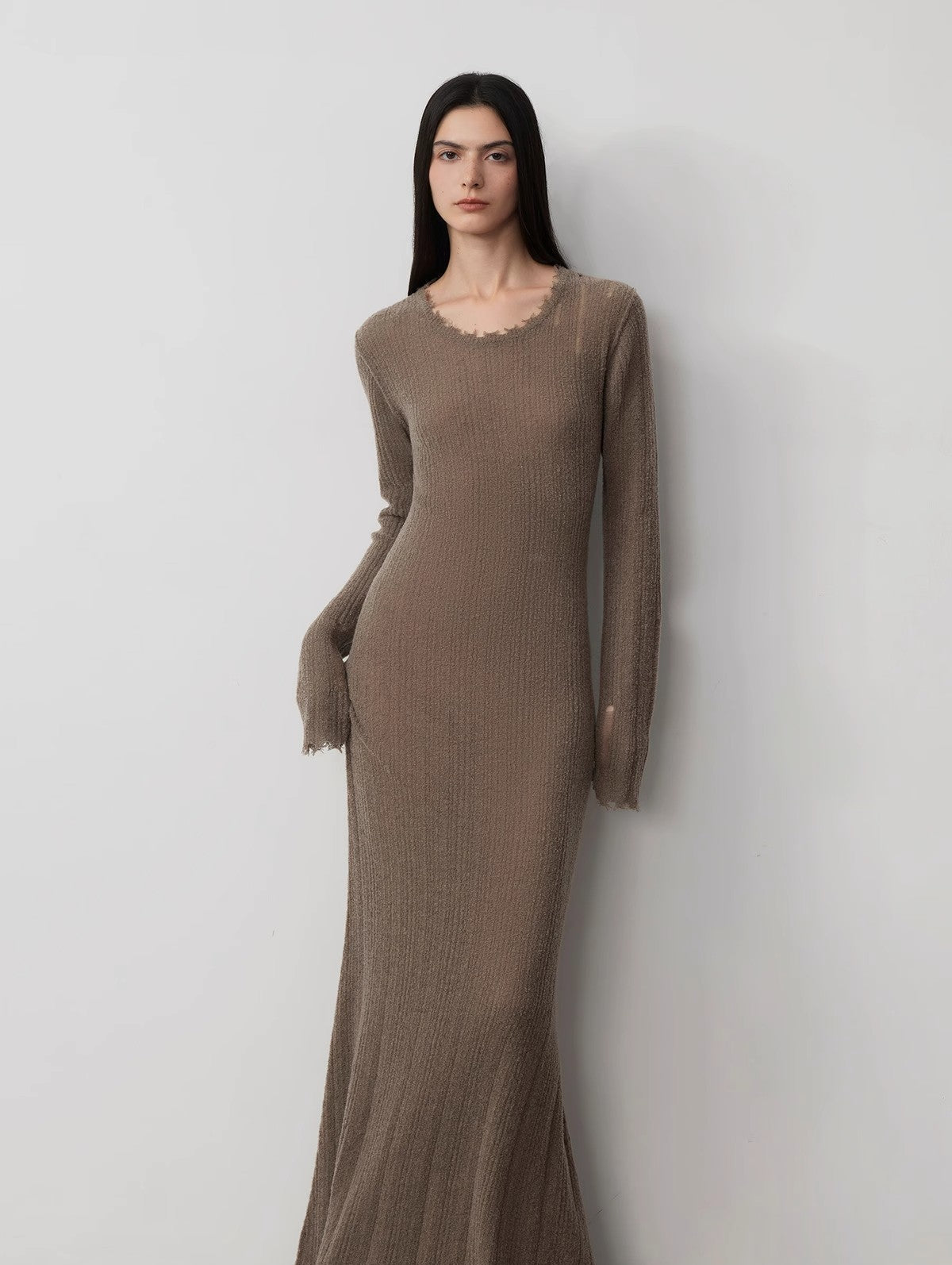 Abito lungo in filato di lana con bordo grezzo strappato e drappeggiato