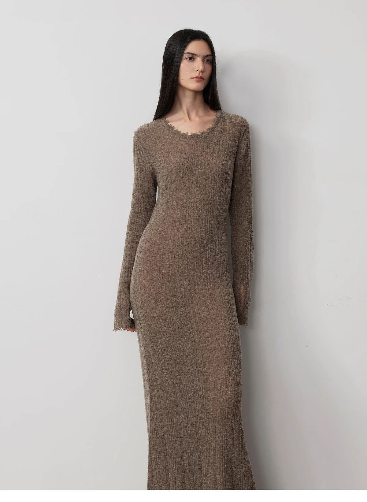 Abito lungo in filato di lana con bordo grezzo strappato e drappeggiato