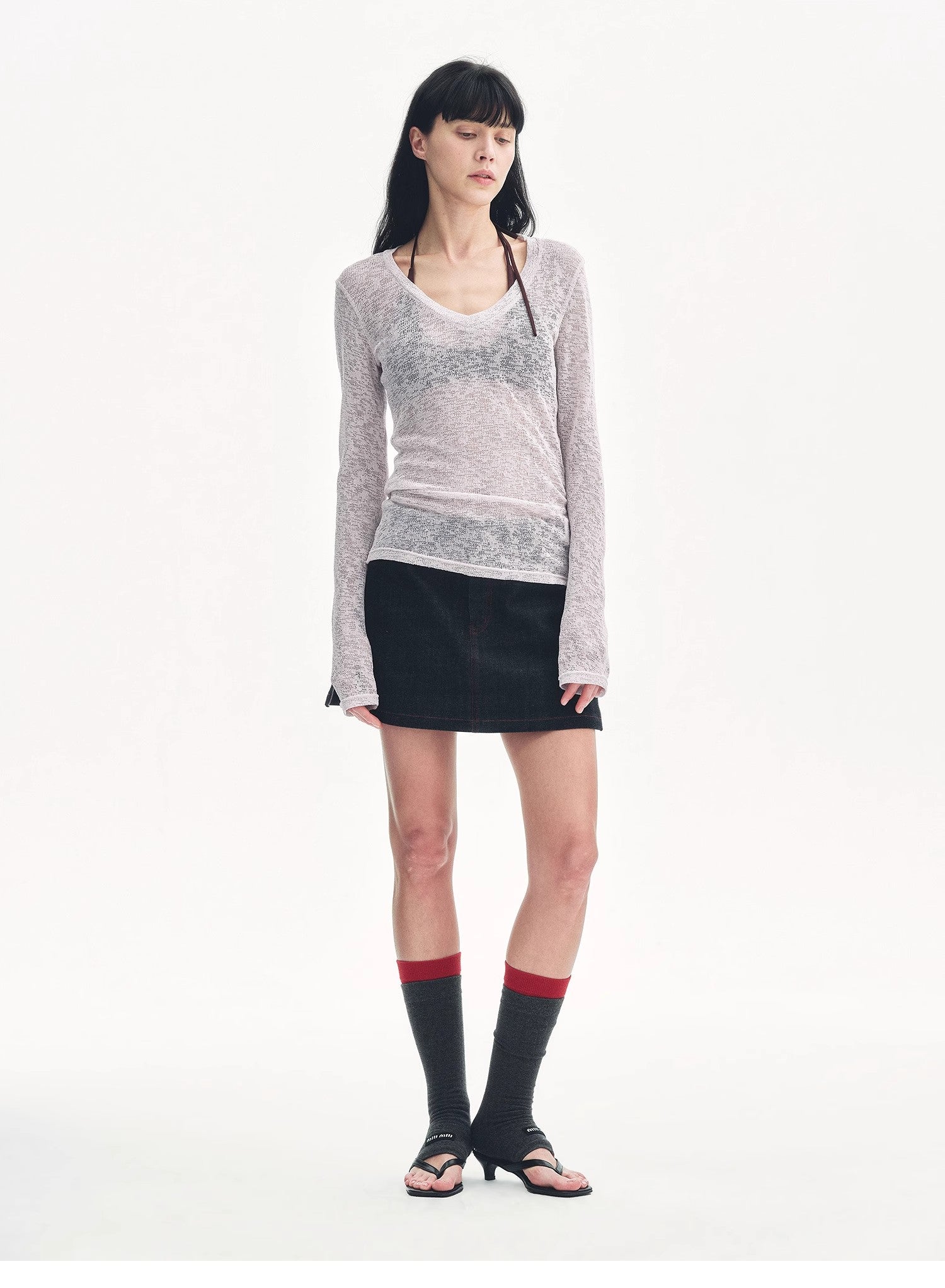 Top ampio e versatile con scollo a V e spalle dritte, leggermente scavato