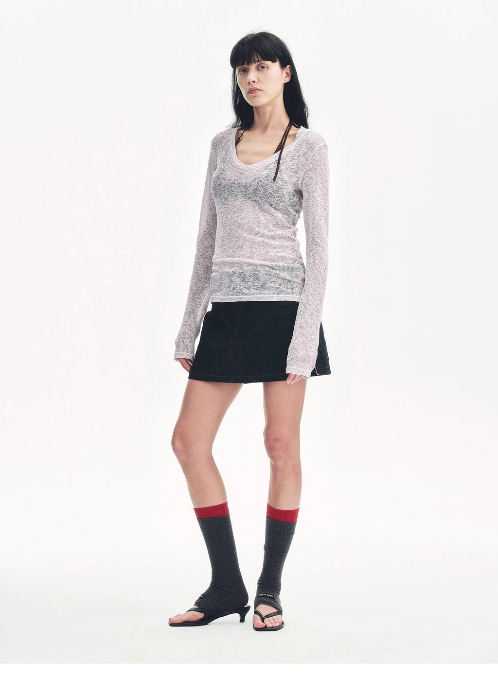 Top ampio e versatile con scollo a V e spalle dritte, leggermente scavato