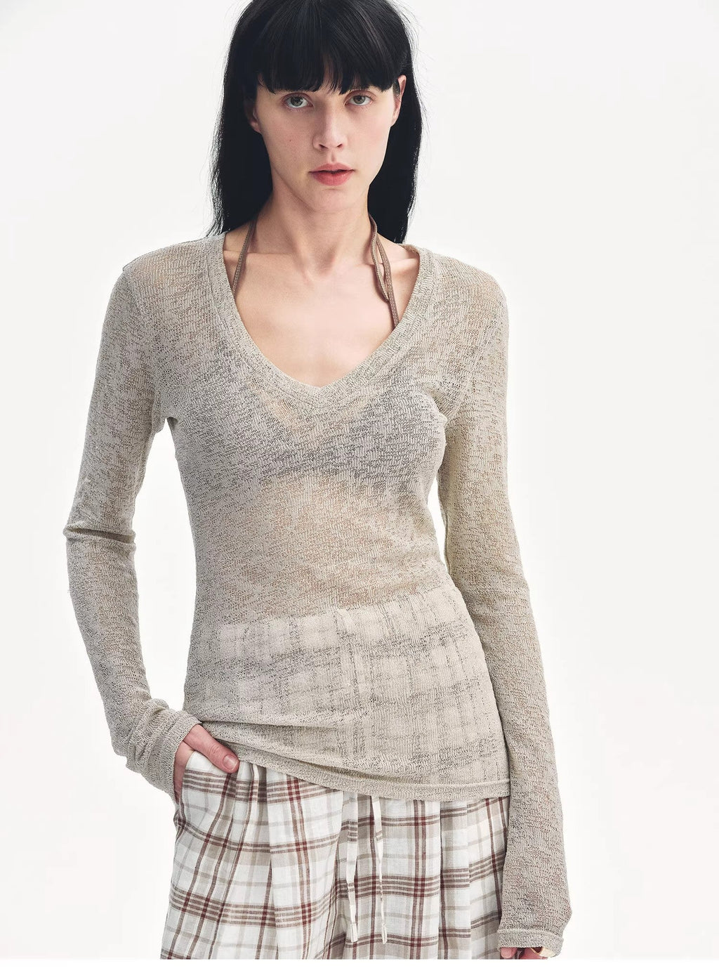 Top ampio e versatile con scollo a V e spalle dritte, leggermente scavato