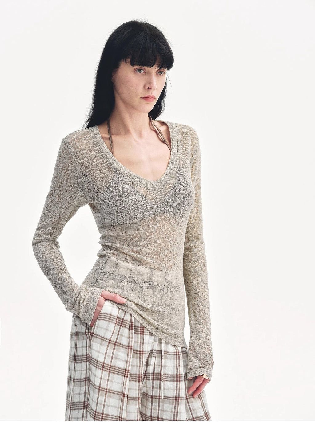 Top ampio e versatile con scollo a V e spalle dritte, leggermente scavato