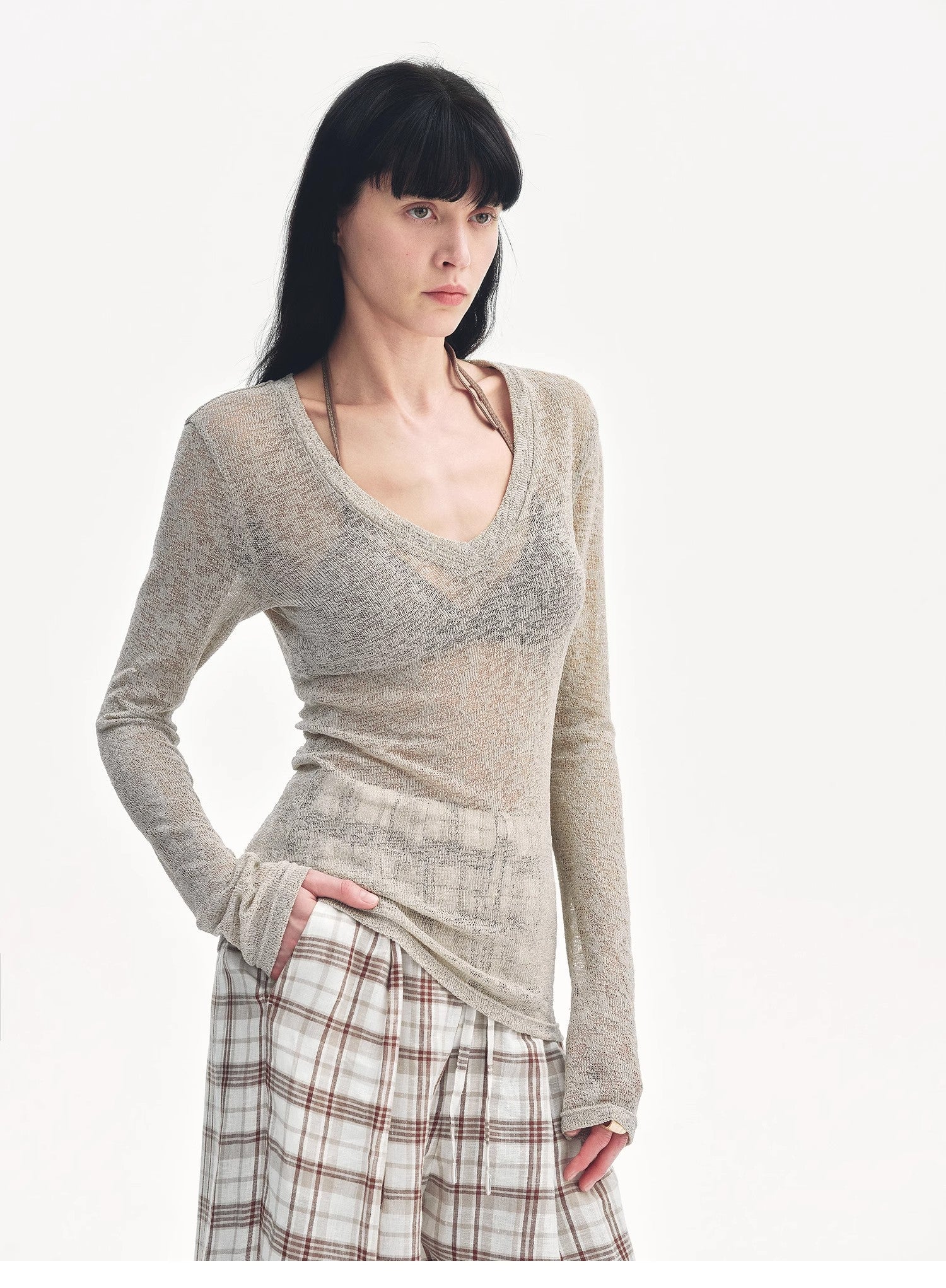 Top ampio e versatile con scollo a V e spalle dritte, leggermente scavato