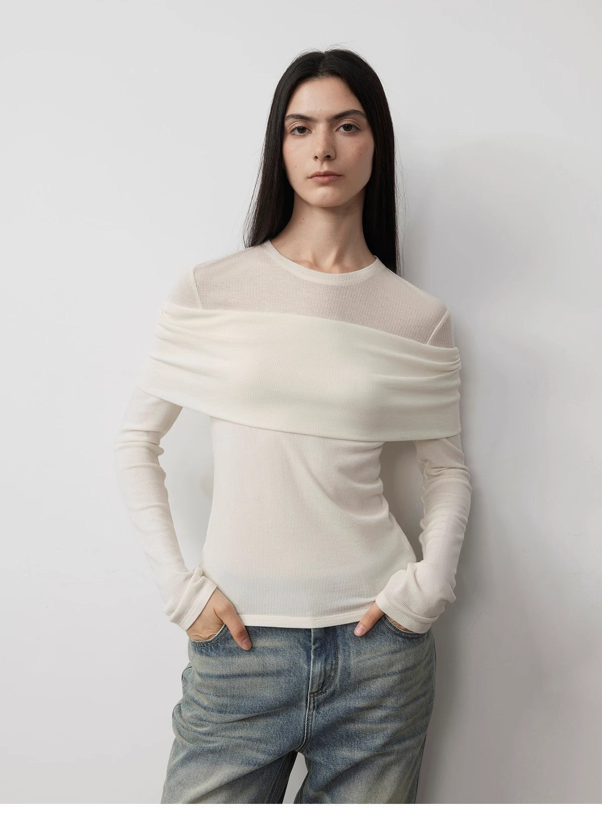 Maglia versatile in maglia monospalla con finte cuciture in lana