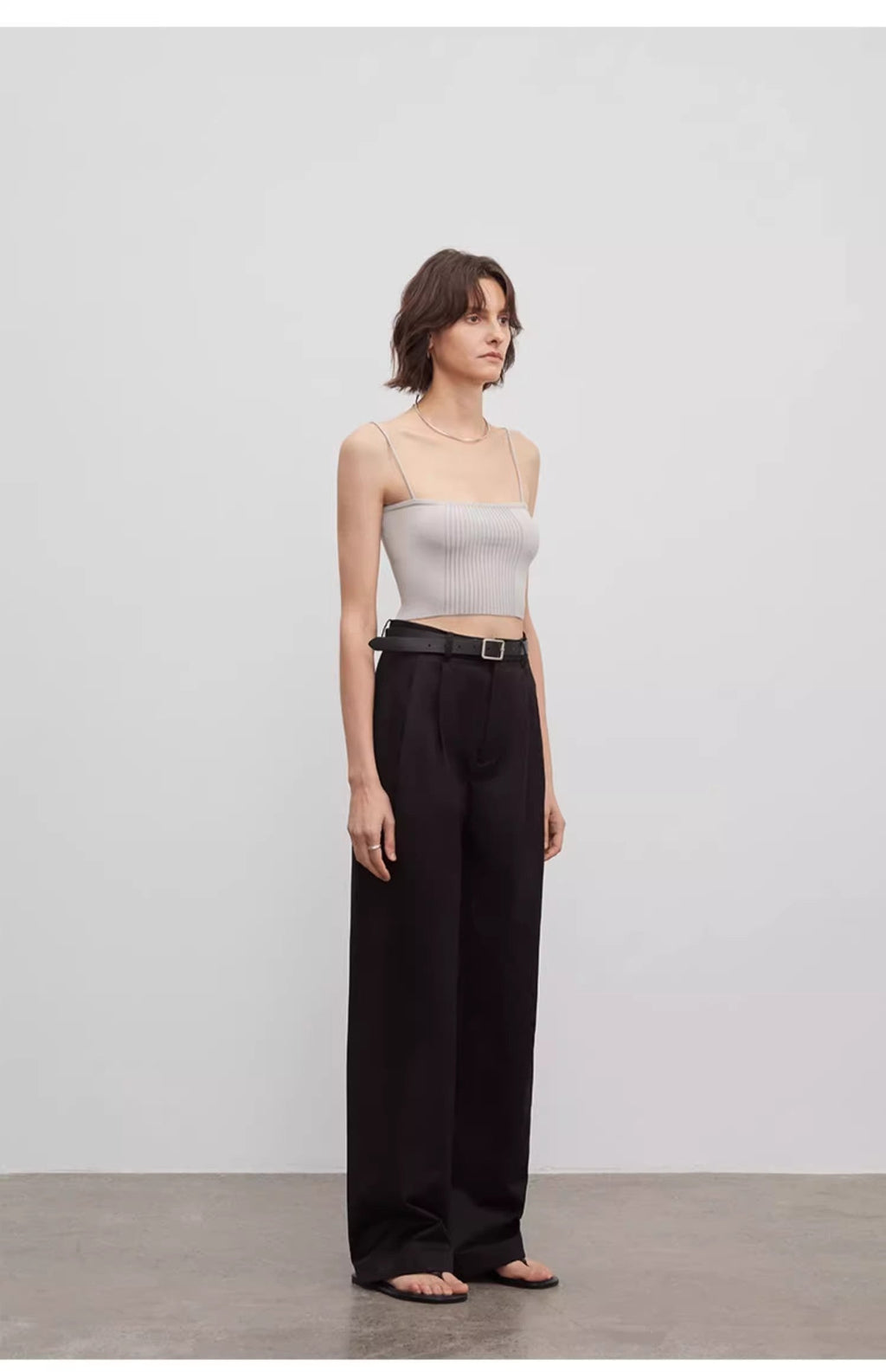 Pantaloni larghi con doppia piega e gamba dritta