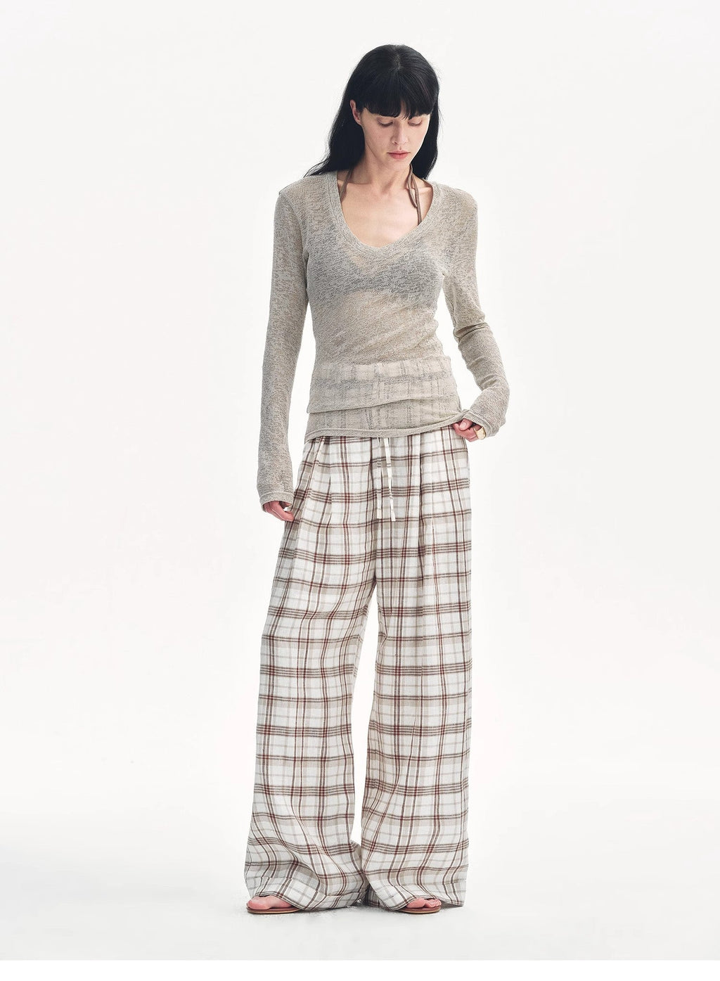 Top ampio e versatile con scollo a V e spalle dritte, leggermente scavato