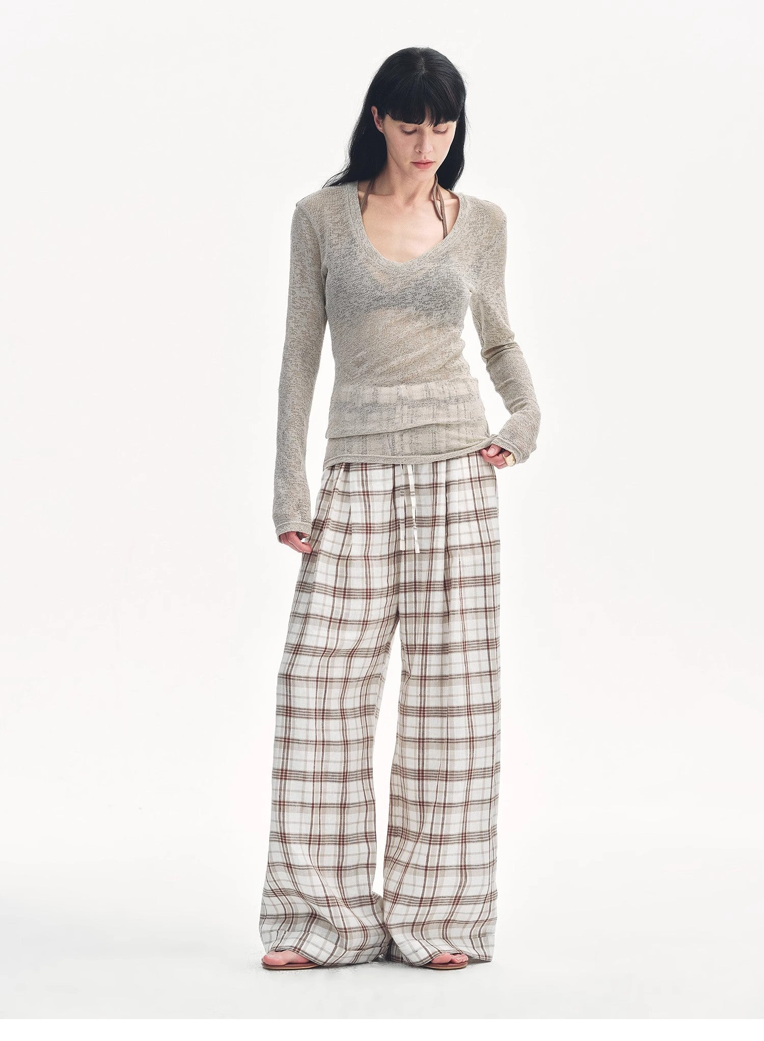 Top ampio e versatile con scollo a V e spalle dritte, leggermente scavato