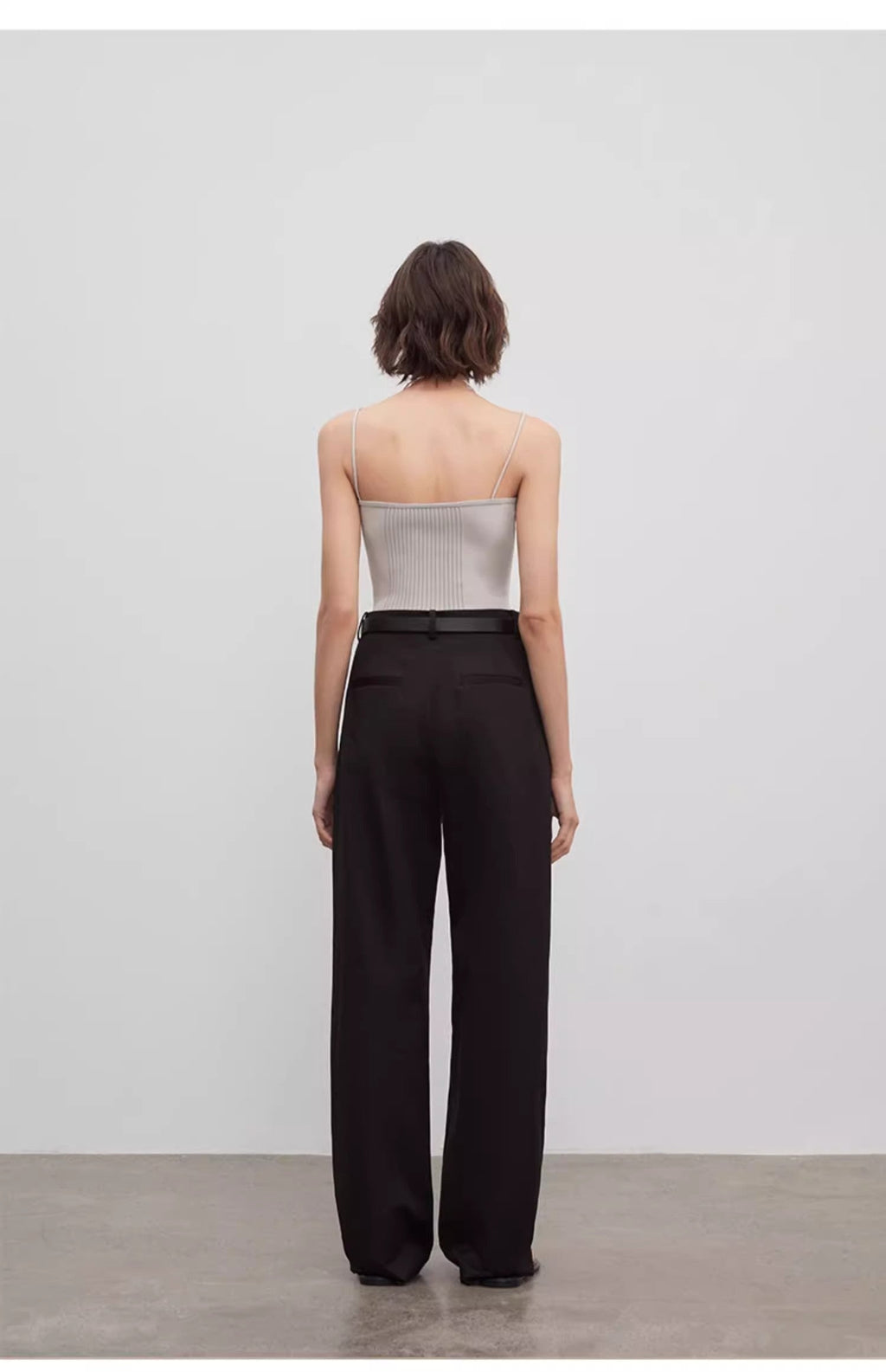 Pantaloni larghi con doppia piega e gamba dritta