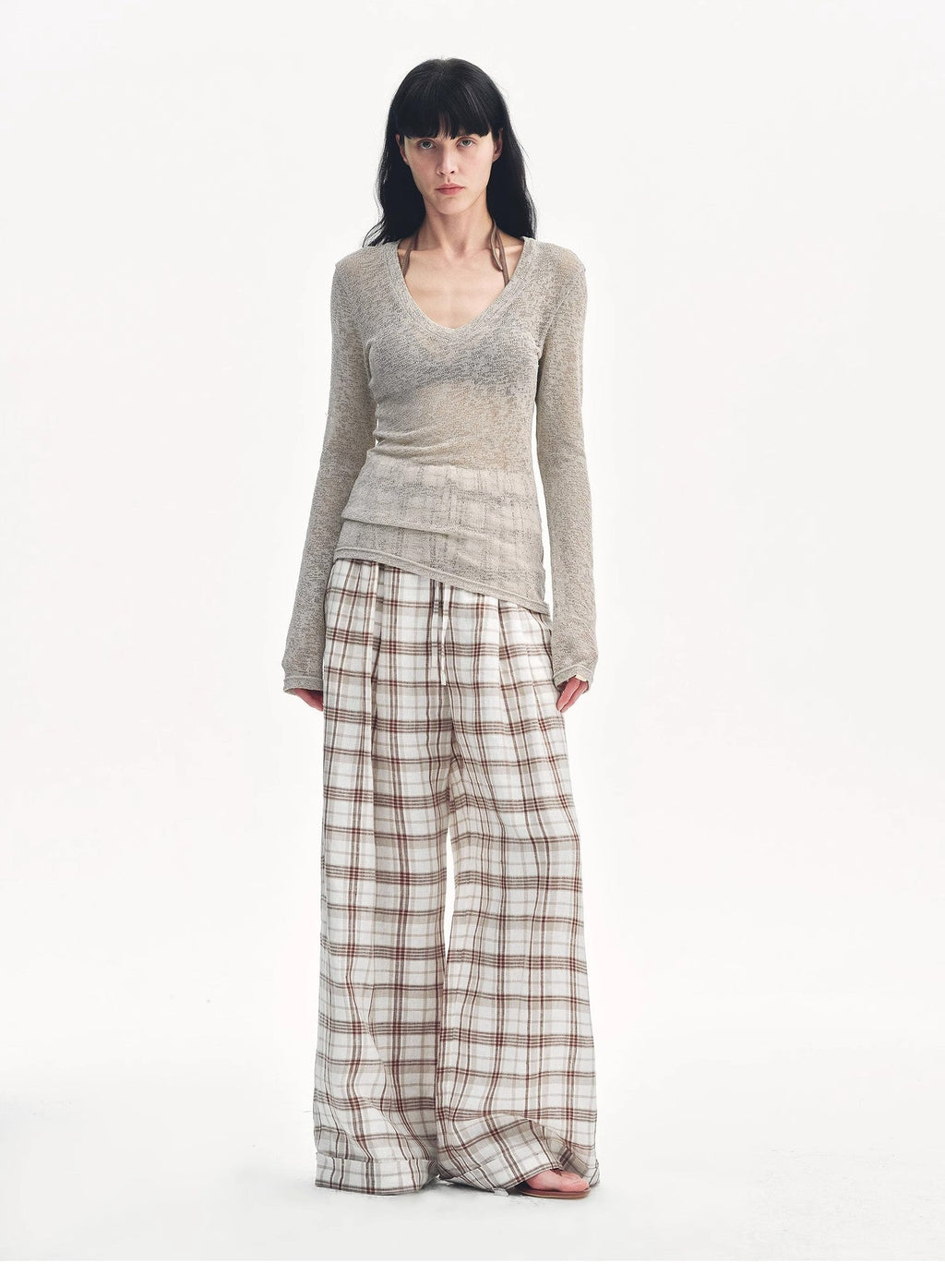 Top ampio e versatile con scollo a V e spalle dritte, leggermente scavato