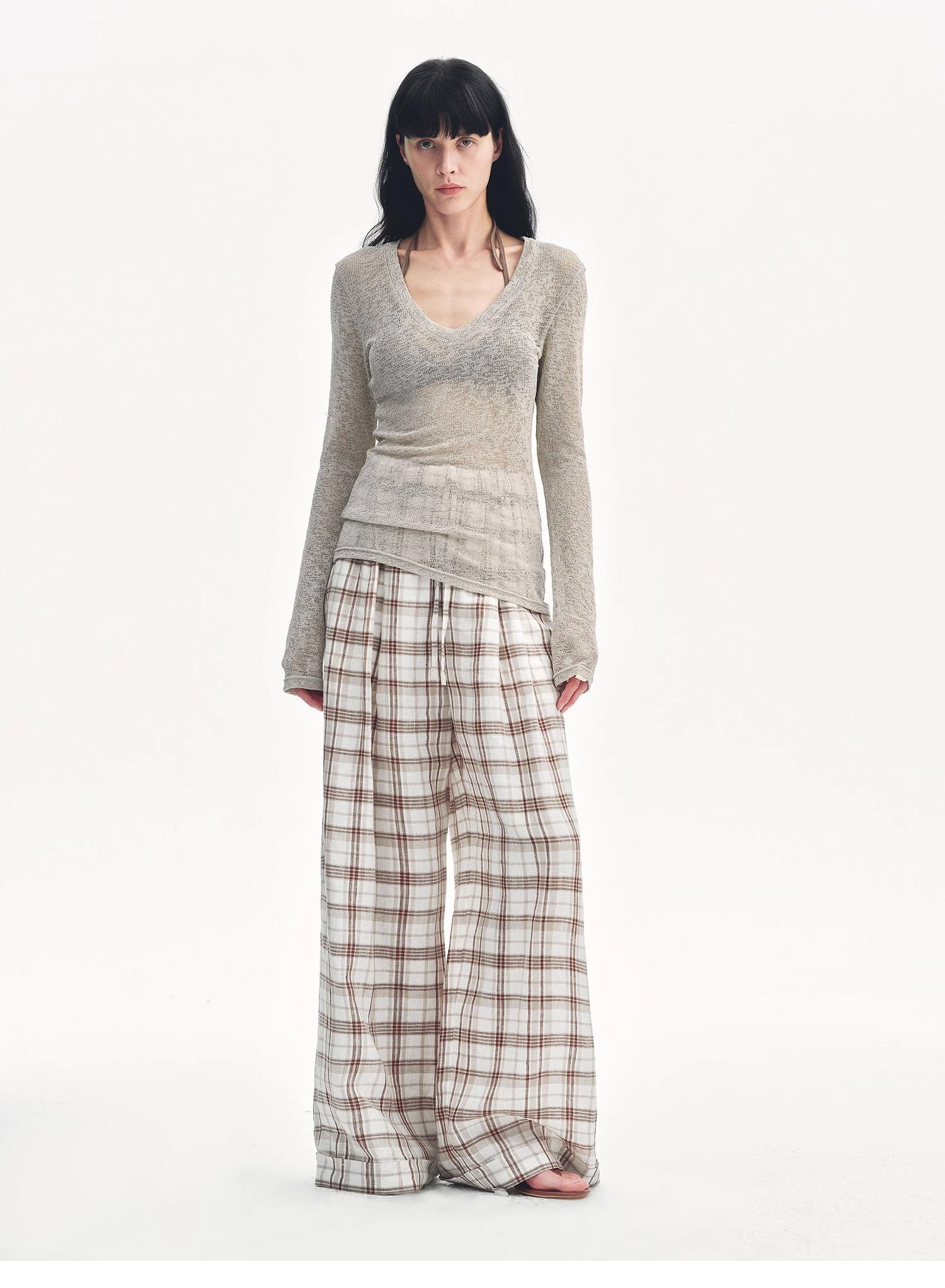 Top ampio e versatile con scollo a V e spalle dritte, leggermente scavato