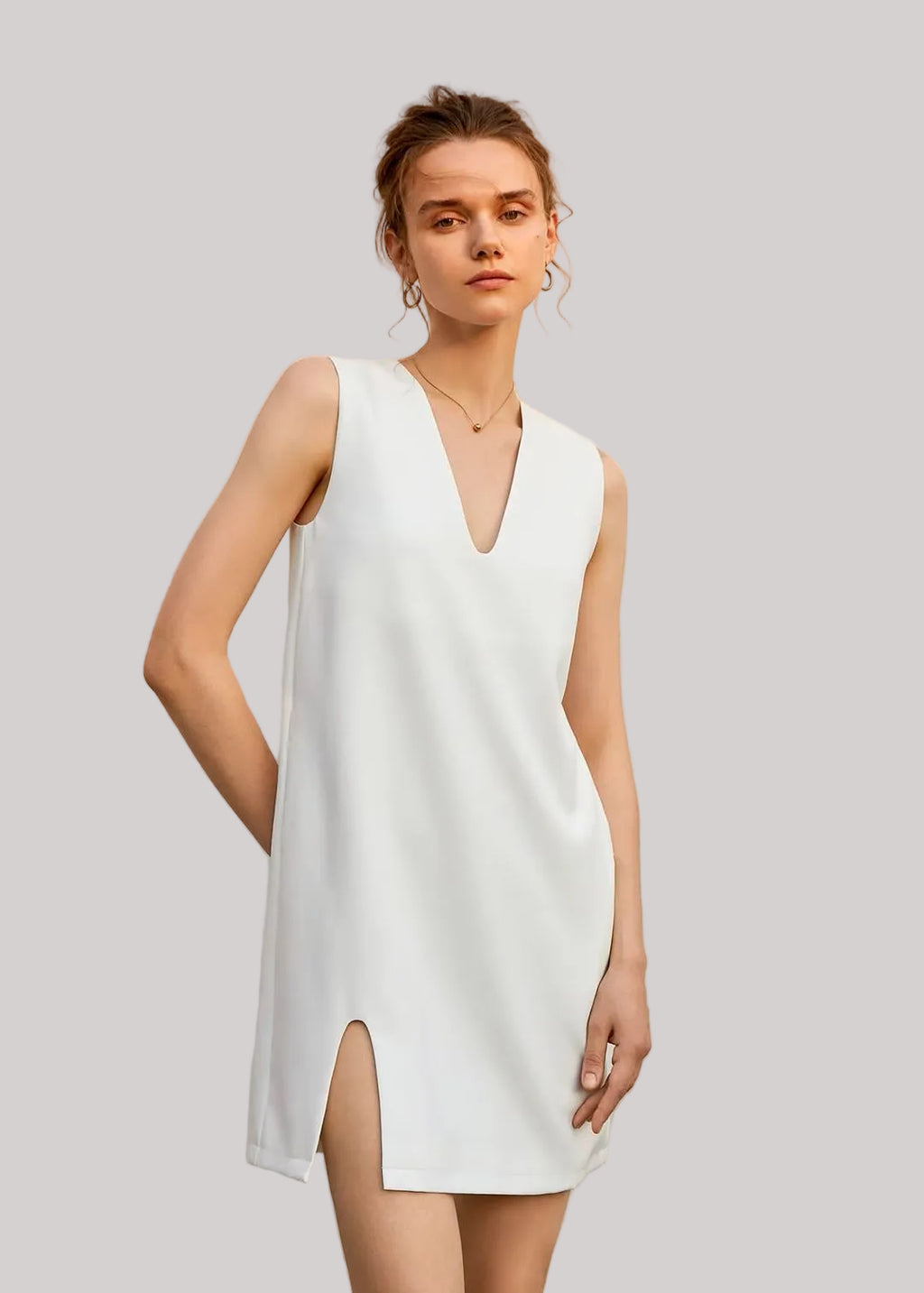 Abito senza maniche con spacco laterale