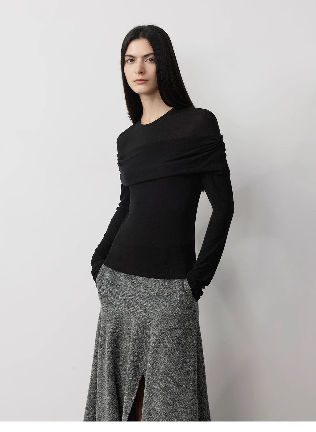 Maglia versatile in maglia monospalla con finte cuciture in lana