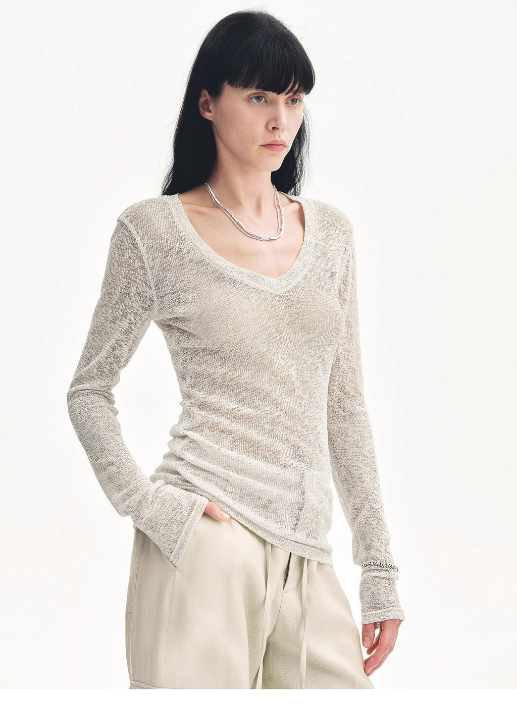 Top ampio e versatile con scollo a V e spalle dritte, leggermente scavato