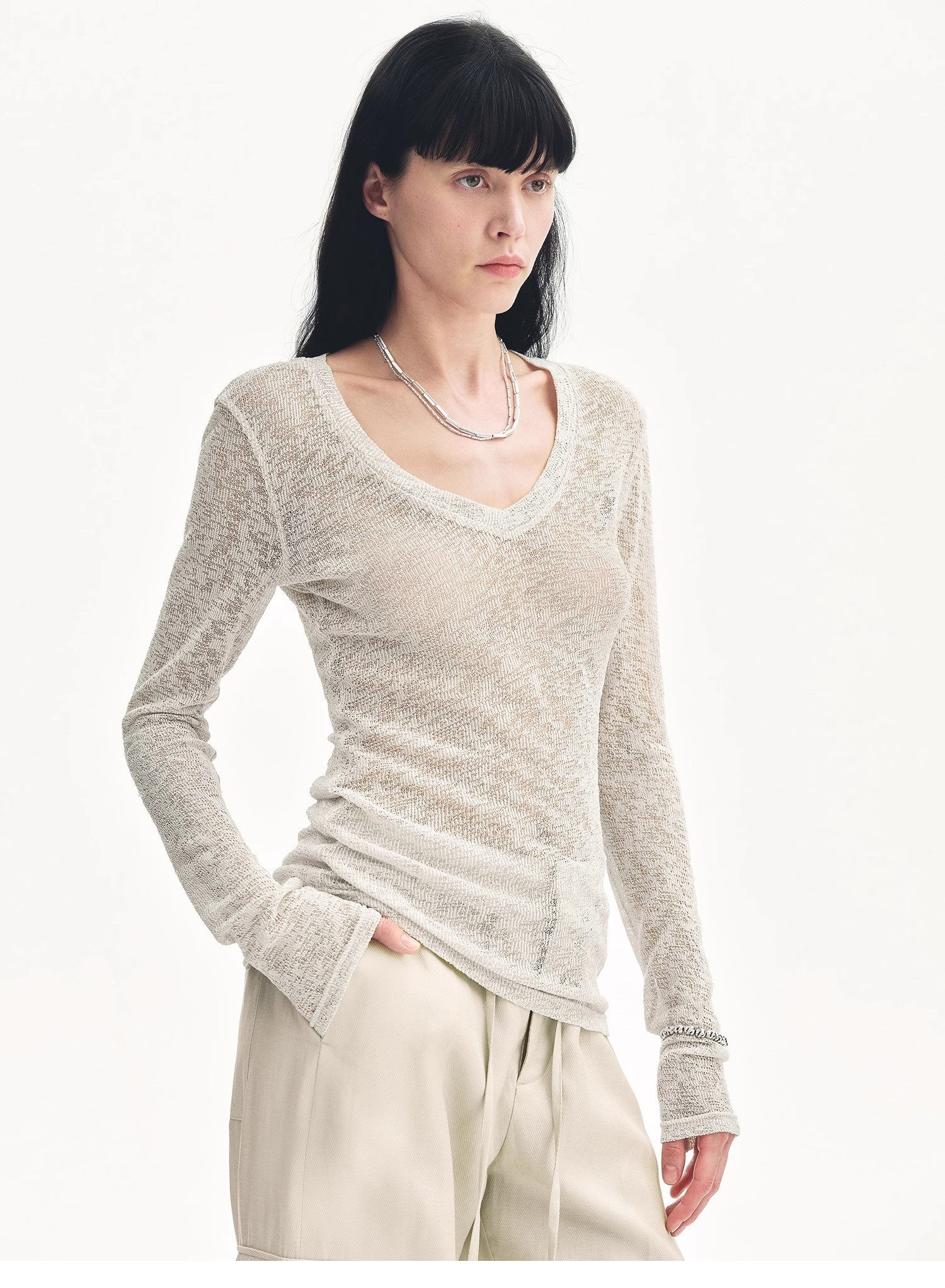 Top ampio e versatile con scollo a V e spalle dritte, leggermente scavato