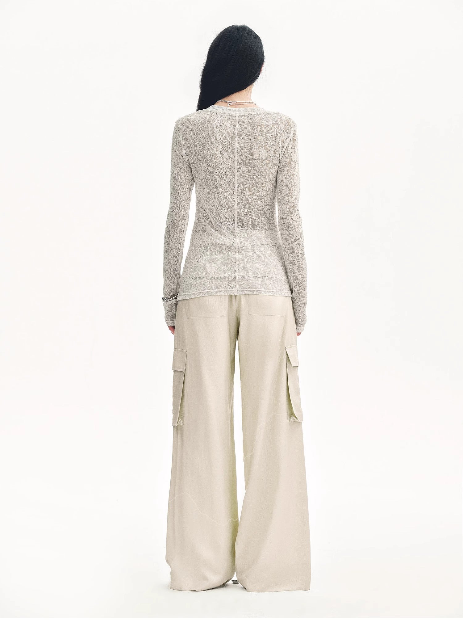 Top ampio e versatile con scollo a V e spalle dritte, leggermente scavato