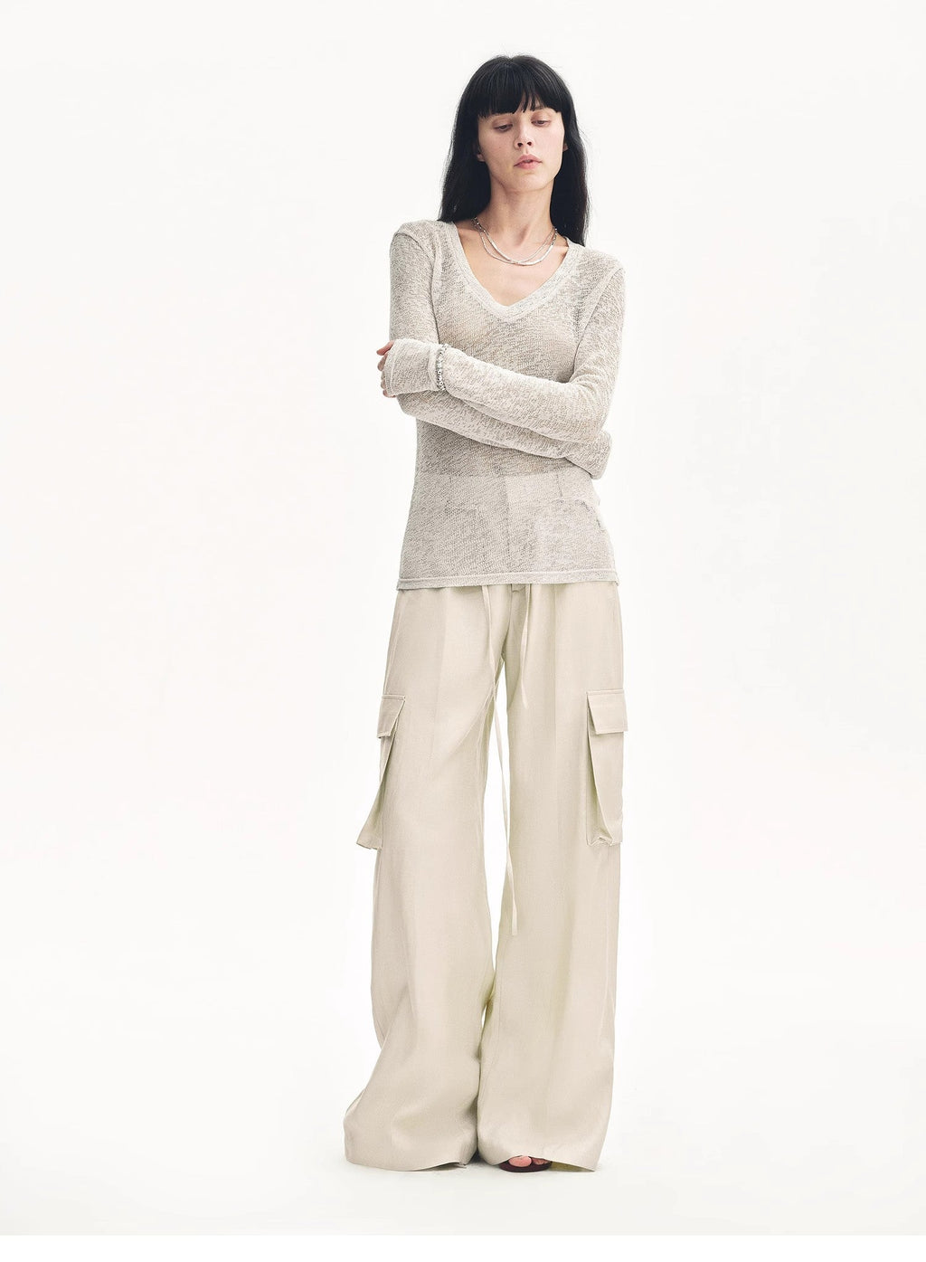 Top ampio e versatile con scollo a V e spalle dritte, leggermente scavato