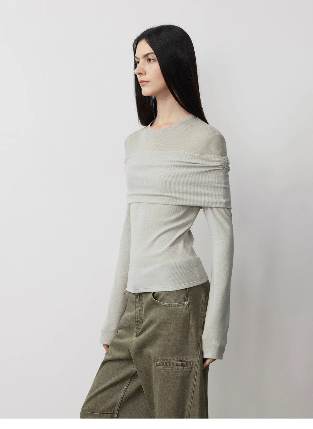Maglia versatile in maglia monospalla con finte cuciture in lana