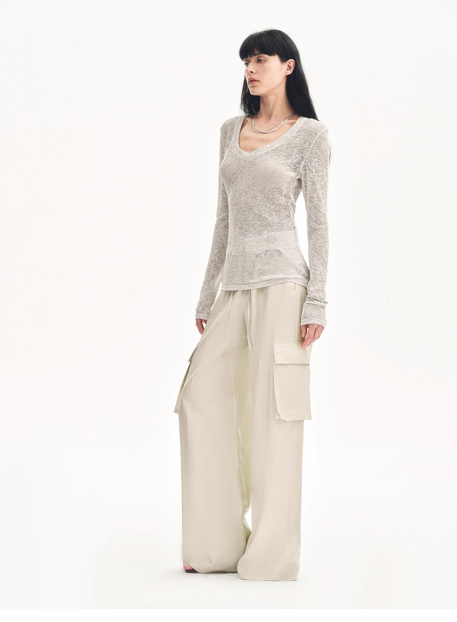 Top ampio e versatile con scollo a V e spalle dritte, leggermente scavato