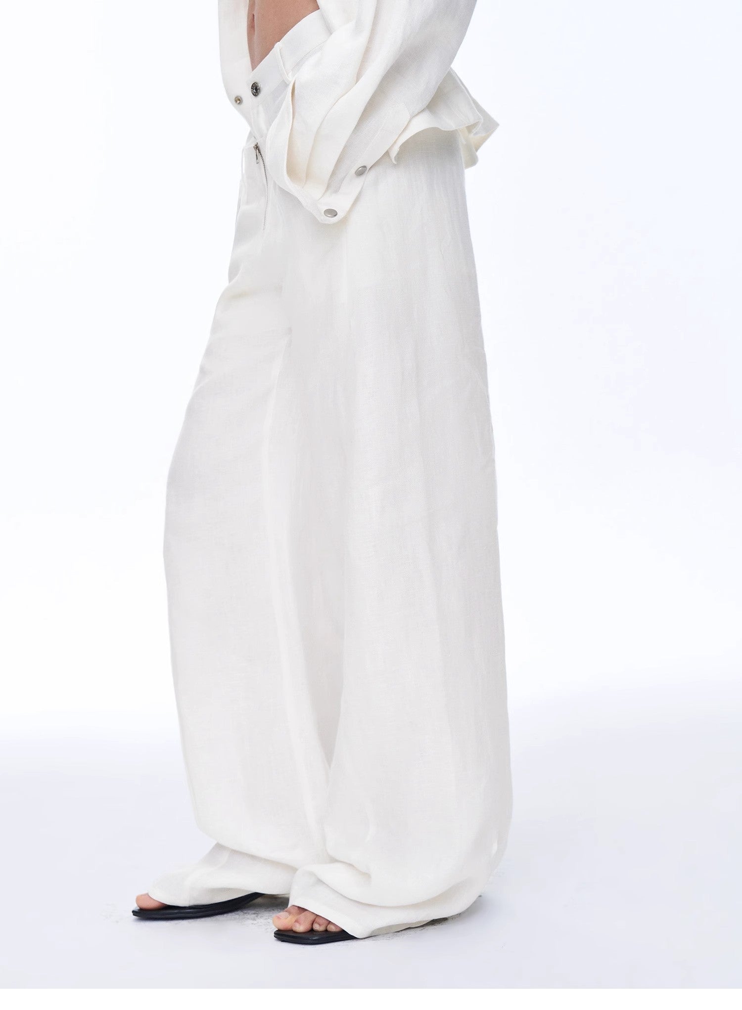 Pantaloni in lino a vita doppia con silhouette dritta da donna