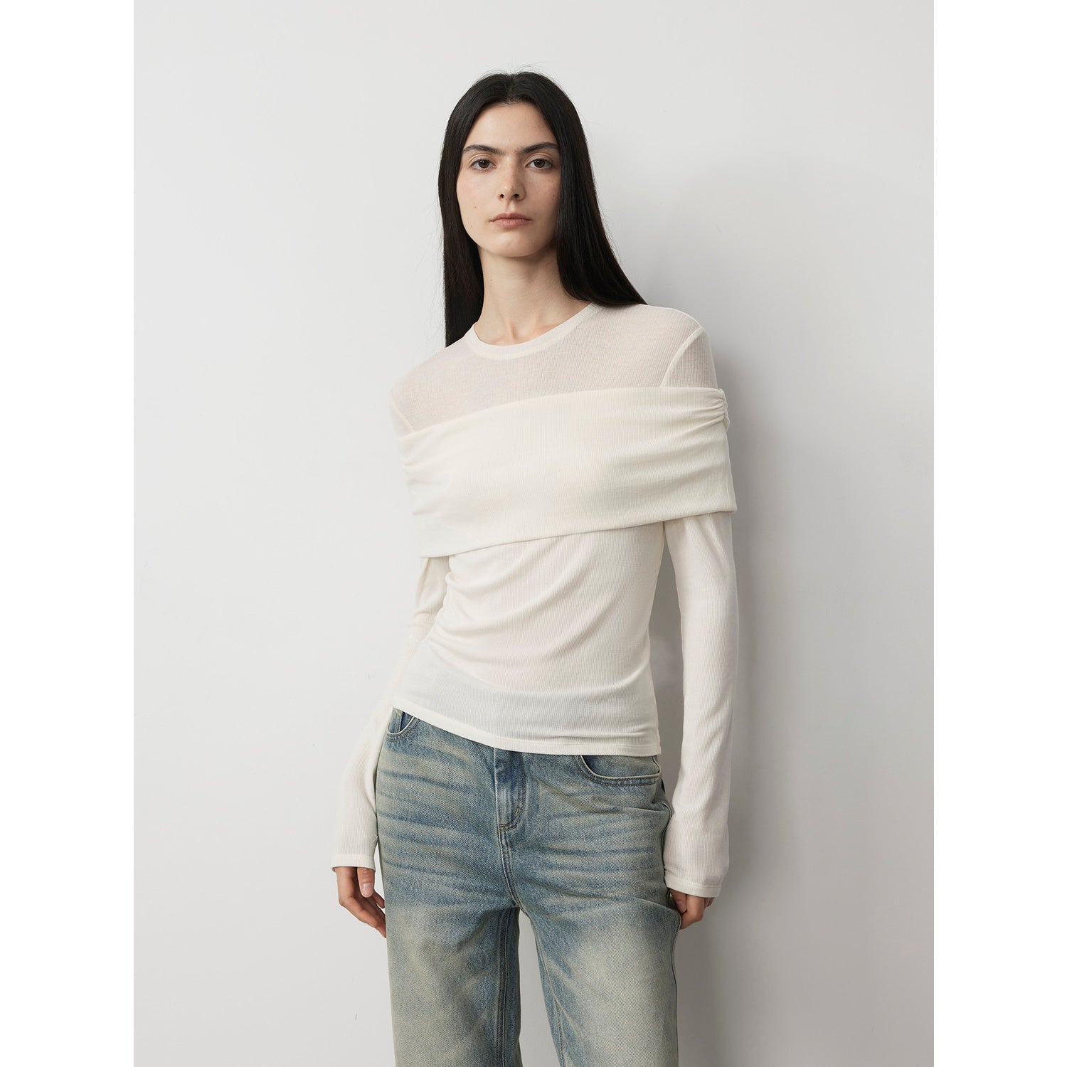 Maglia versatile in maglia monospalla con finte cuciture in lana