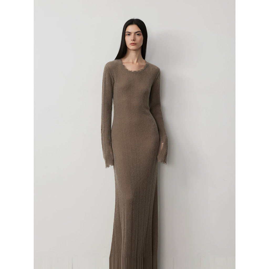 Abito lungo in filato di lana con bordo grezzo strappato e drappeggiato