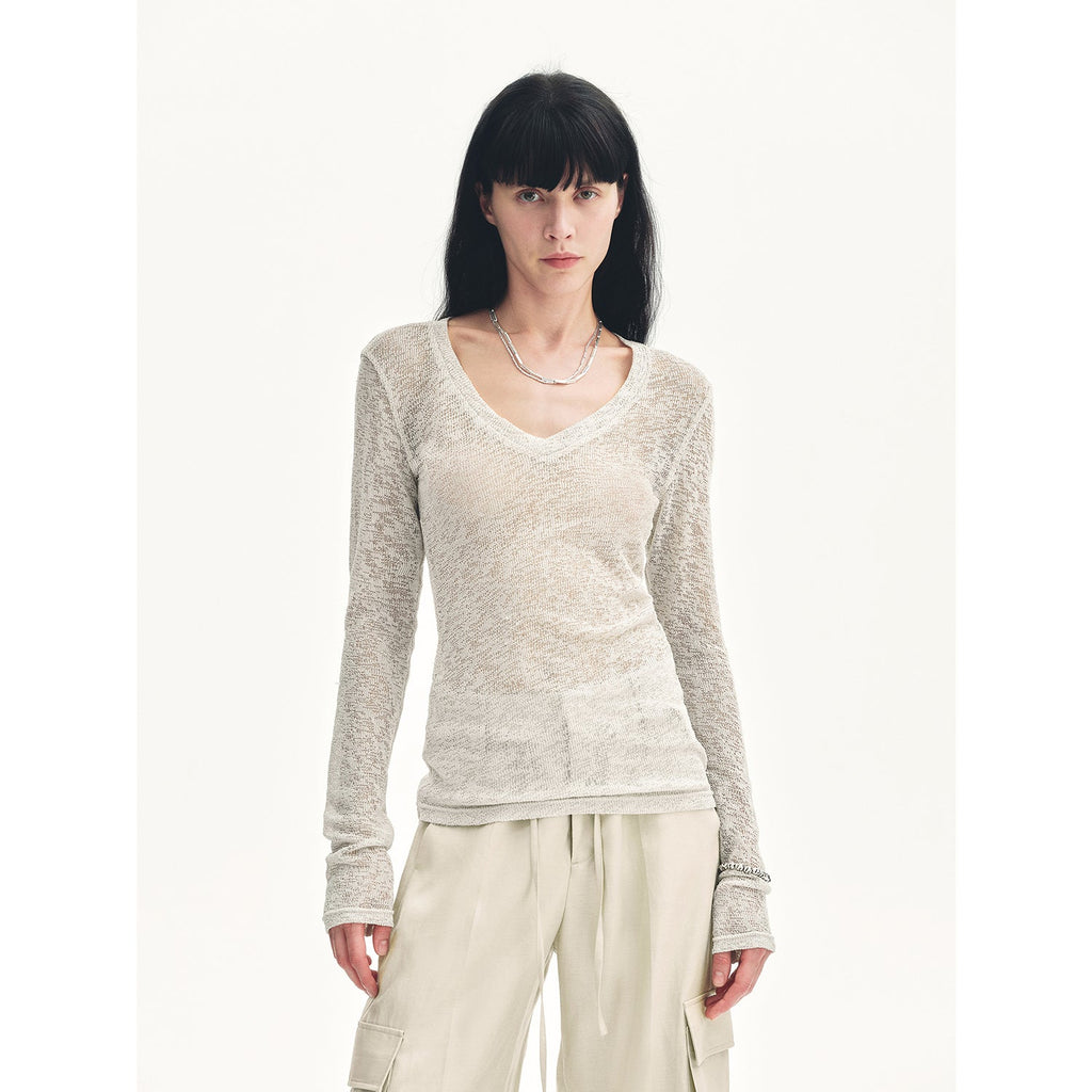 Top ampio e versatile con scollo a V e spalle dritte, leggermente scavato